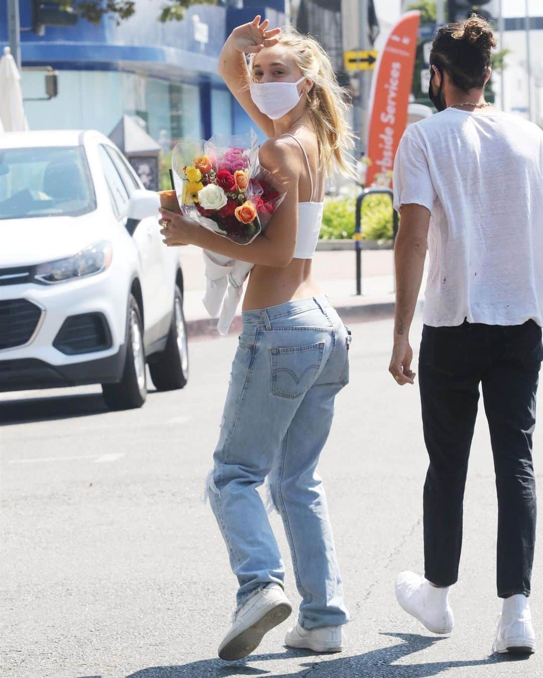 Just Jaredさんのインスタグラム写真 - (Just JaredInstagram)「@alexisren gives a wave after picking up flowers at the farmers market. #alexisren  Photo: Backgrid」8月17日 5時48分 - justjared