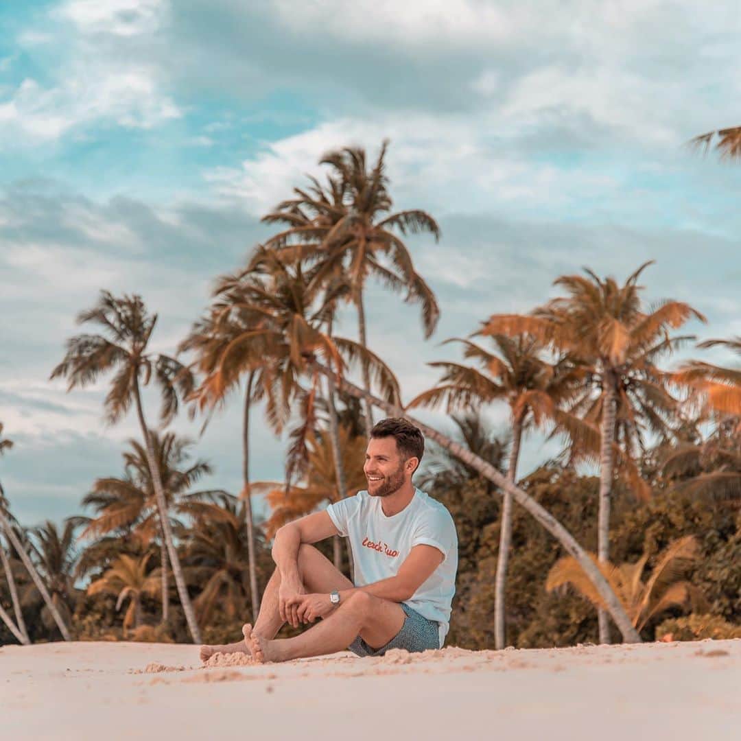 オールバーブラウンのインスタグラム：「The world of airline miles and points can seem a little daunting but fear not. We spoke to @NickyKelvin, aka @ThePointsGuyUK, who gave us the full low-down, along with his secret to bagging first-class cabins and luxury hotel suites.  Read the full story via the blog link in our bio.  #DoseOfSun #OrlebarBrown #OBsAroundTheWorld」