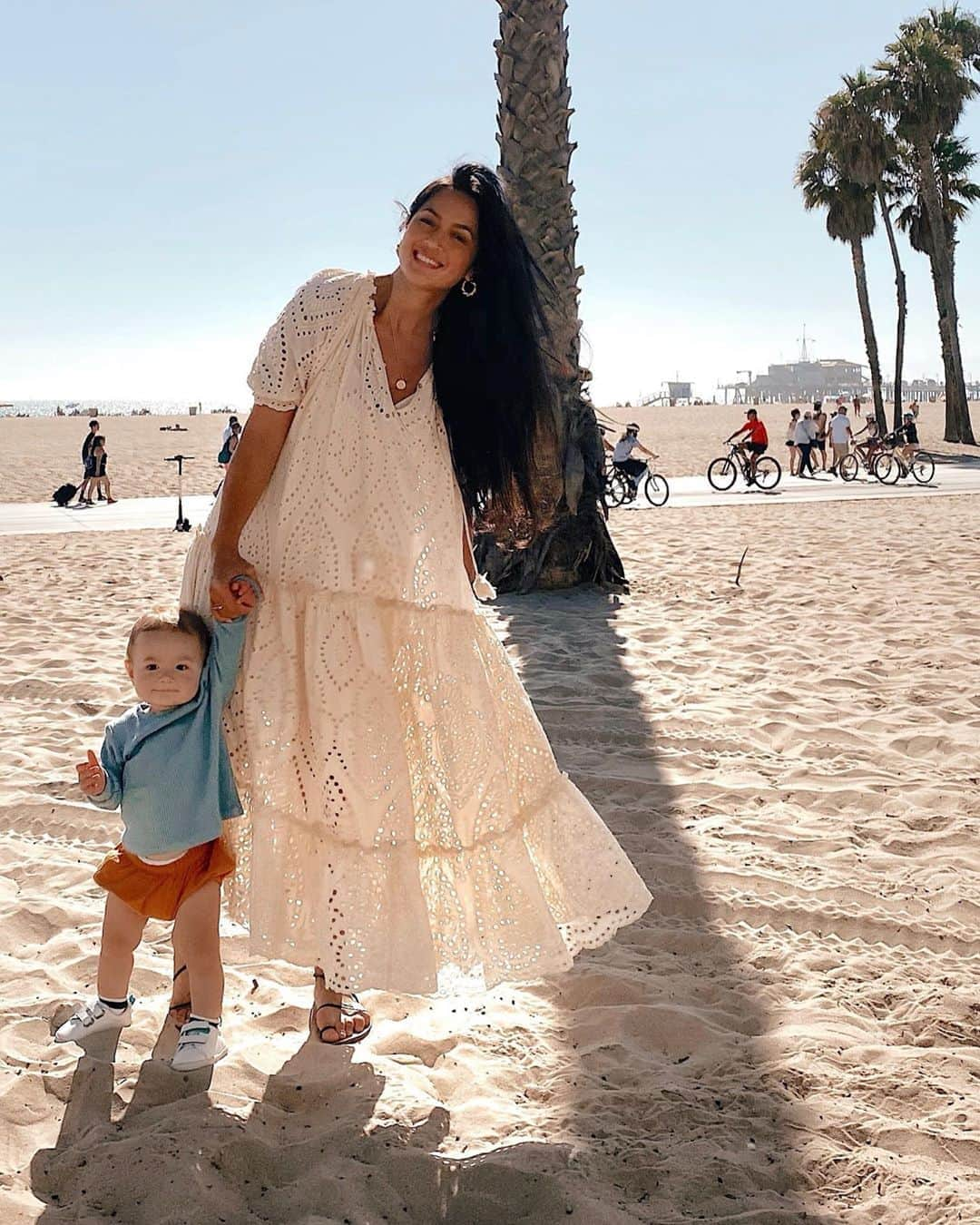 Bianca Cheah Chalmersさんのインスタグラム写真 - (Bianca Cheah ChalmersInstagram)「We had the nicest afternoon while teaching Olly to walk in his first pair of shoes. I actually felt like we were on holiday, probably because we are so used to staying in. The only time we venture outside are for our daily walks or exercise around the neighbourhood. But seeing Olly’s little face light up when he was playing in the sand made my day. There’s something special about sharing these moments with our children — these little moments that become BIG memories. Everyday he makes a memory that I never want to forget.   #12monthsold #learningtowalk #firstshoes #mom #momlifebelike #mum #mumlife」8月17日 6時12分 - biancamaycheah