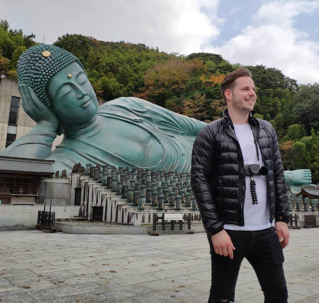 バスのインスタグラム：「Looking back through some pictures from 2019 and I realise how much I miss travelling!   I had such an amazing time in Kyushū and would love to see more next time! ✌🏻  Hopefully we can all travel again soon ✈️🌏😍😄.  Where would you like to visit? 🤔🙂  #travelgram #traveltheworld #travelphotography #Travelling #nanzoin #temple #kyushu #fukuoka #japan #buddha #photooftheday #photoftheday #photo #asia」