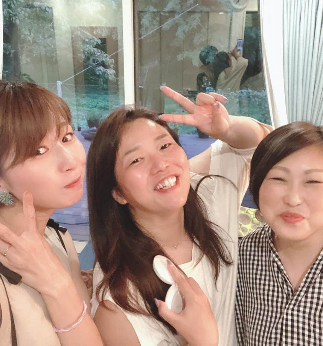 大友愛さんのインスタグラム写真 - (大友愛Instagram)「おちゃらけ3人組😝 毎年この、スリーショットは欠かせない📸💕  先輩なのに 先輩と思ってない後輩に優しくしてくれるおねー様方💗💗  たのしー時間をありがとう❤️ また１年後？？ いやもっと会いたい😂👍 @kanabun_enotan  @makomakobar  #NEC #女子バレー #えのさん #まこばあ #お友達 あ！#先輩  ピアスは大好きな @monjo_japan 🍇」8月17日 6時36分 - ai_dayooon