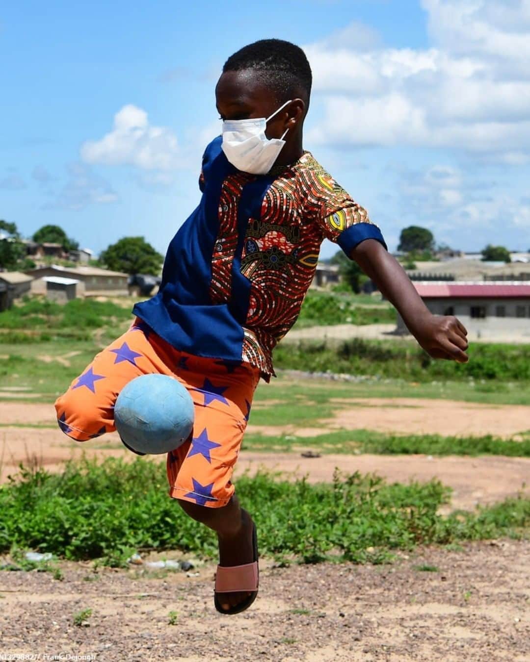 unicefさんのインスタグラム写真 - (unicefInstagram)「He’s got skills! ⚽️  Have you learned any new tricks during the pandemic? Share with us in the comments below. @unicefcotedivoire   © UNICEF/UNI329882// Frank Dejongh」8月17日 6時45分 - unicef