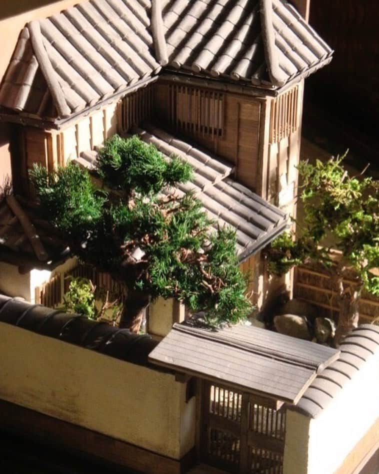 sae nakagawaさんのインスタグラム写真 - (sae nakagawaInstagram)「. Made in 2009, this miniature is a traditional Japanese style house.🇯🇵 たぶん11年前くらいに作らせてもらった日本家屋のミニチュアです。まだ新潟にいた頃、懐かしい思い出の作品、楽しかった☻ コロナが落ち着いたらお子を連れて帰りたいな、そしたらとんかつ太郎行ってみかづきのイタリアンも食べるんだ😋」7月24日 15時46分 - mihanada.miniatures