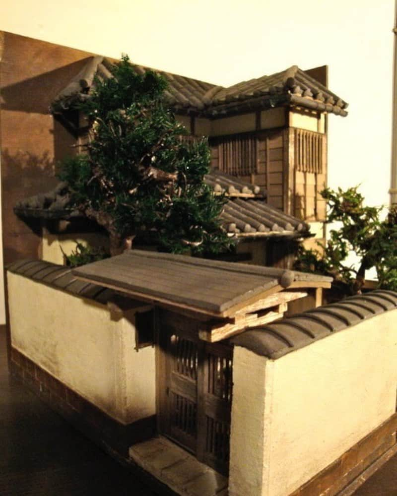 sae nakagawaのインスタグラム：「. Made in 2009, this miniature is a traditional Japanese style house.🇯🇵 たぶん11年前くらいに作らせてもらった日本家屋のミニチュアです。まだ新潟にいた頃、懐かしい思い出の作品、楽しかった☻ コロナが落ち着いたらお子を連れて帰りたいな、そしたらとんかつ太郎行ってみかづきのイタリアンも食べるんだ😋」