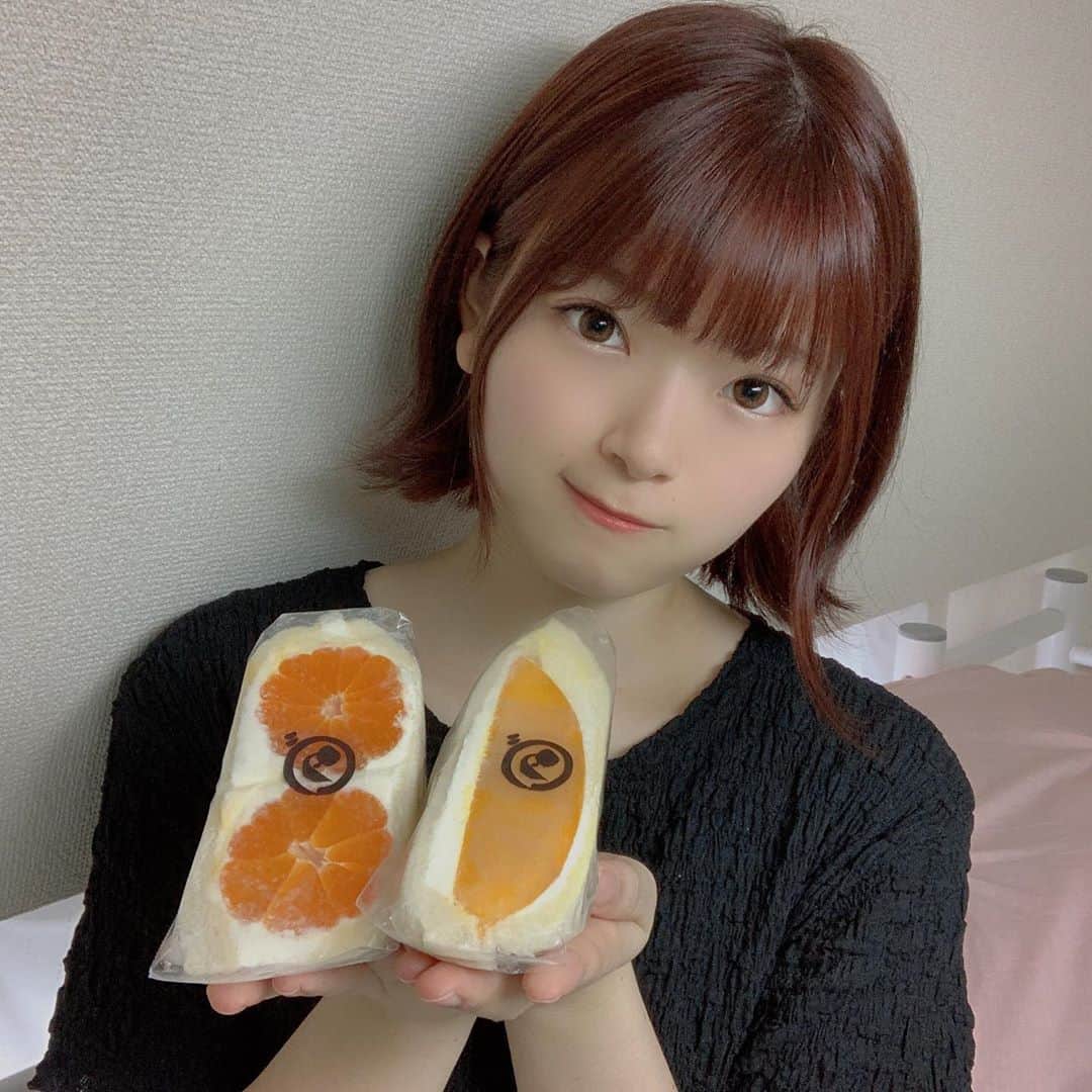 小倉月奏のインスタグラム：「❤︎ ⠀ ⌘ ダイワ ⌘ ⠀ 中目黒にあるフルーツサンド専門店！ 愛知県から少し前に来たみたい。 遂に行ってきたよ〜♡ ⠀ 平日13:30くらいでもう半分以上 売れてて完売してるのもたくさんあった！ ⠀ #フルーツサンド #ダイワ #フルーツ #サンドイッチ #中目黒 #愛知 ⠀ ⠀」