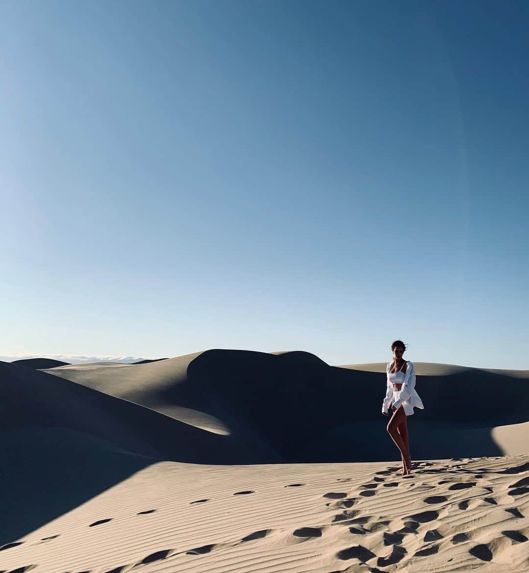 ドナ・フェルドマンのインスタグラム：「#nofilterneeded in this exceptional location I shot at today. . #secretproject #sneekpeek @greghinsdale @whitemonkeystyle @willcarrillo @carellaugustus_ #dunes #behindthescenes」