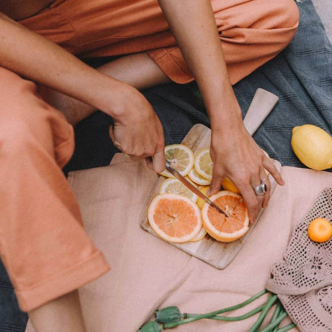 ベンシモンのインスタグラム：「Summer 🍊🍋 ​Qui sont les chanceux qui sont déjà en vacances ? 😍 ​🇬🇧 Summer 🍊🍋 Who's already on vacation? 😍 ​📸 Et qui connait le créateur de cette petite merveille de photo ?  ​#bensimon #inspiration #mood #summer #summertime」