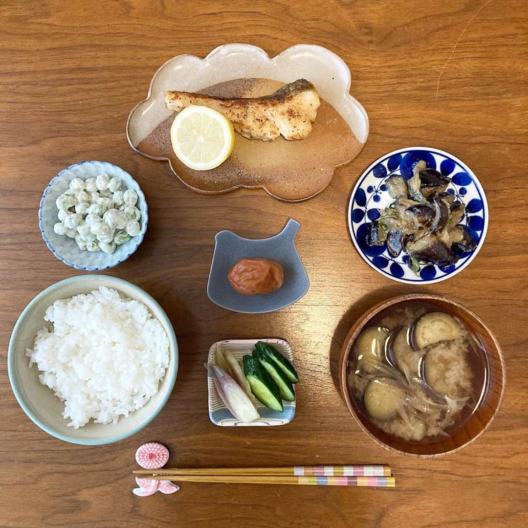 櫛引彩香のインスタグラム：「Twitterで見かけたナスとミョウガの味噌汁を食べたくて、ナスとミョウガを買ってきたら、おかずはほぼナスとミョウガになりました。久しぶりにちゃんとした食生活って感じで、ホッとしました。 ①ナスとミョウガの味噌汁 ②ナスと大葉の味噌炒め ③キュウリとミョウガの浅漬け ④豆マヨ ⑤タラのムニエル ⑥梅干し ⑦つがるロマン #ビキコのごはん  #自炊」