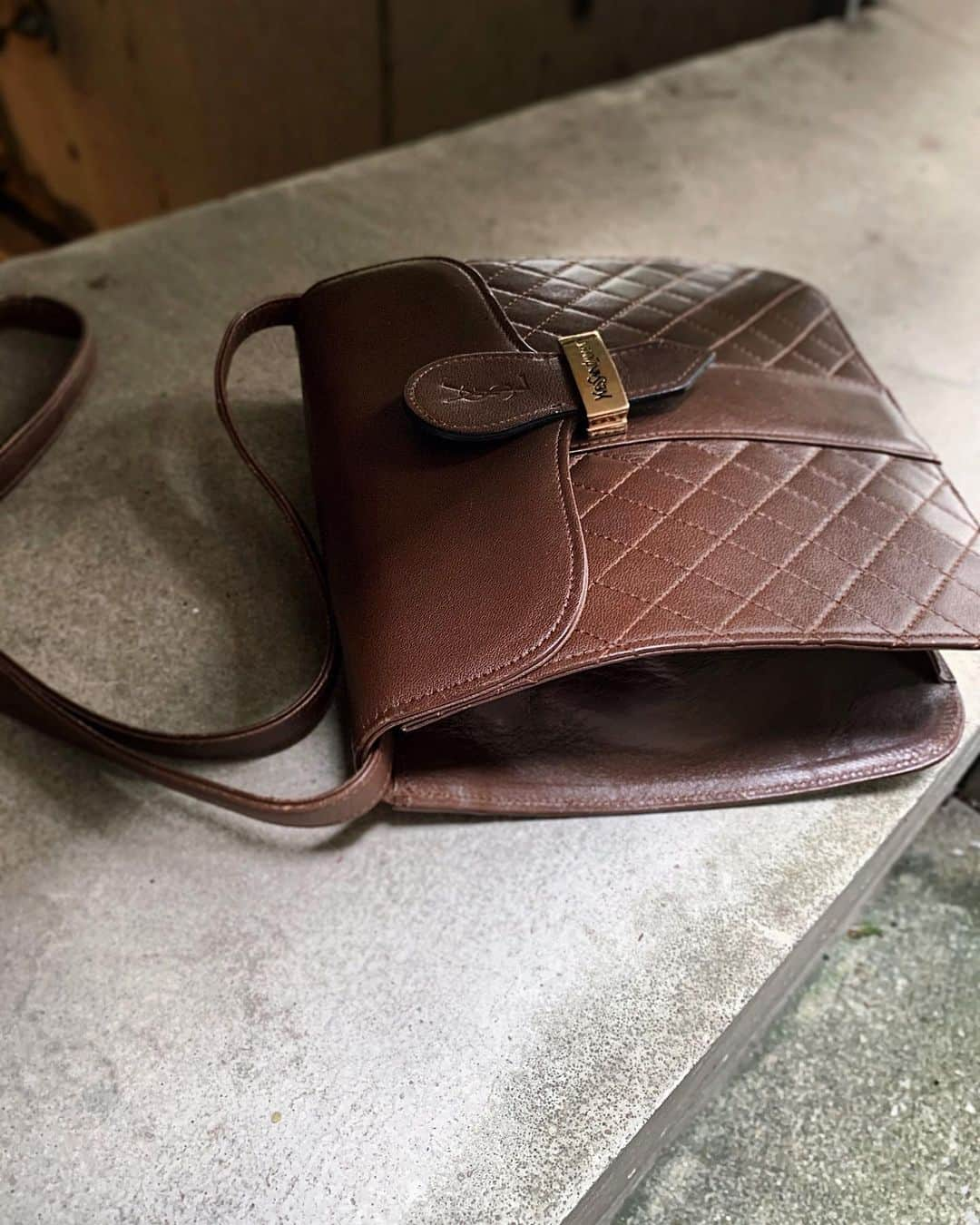 Ｈedyさんのインスタグラム写真 - (ＨedyInstagram)「【WEB掲載予定】 YSL logo leather shoulder bag.  @hedy_daikanyama  @hedy_worldwide  #vintage #vintageshop #hedy #エディ #hedy_japan #hedy_daikanyama #daikanyama #bag #fashion #accessory #yvessaintlaurent」7月24日 14時23分 - hedy_vintage