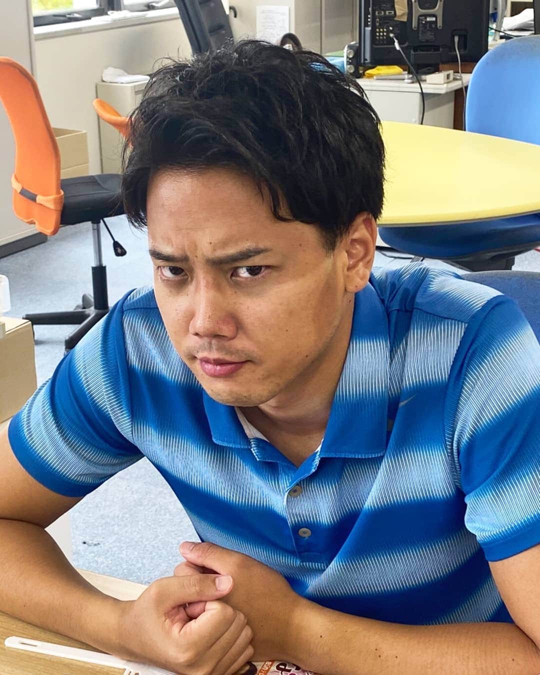 黒崎貴之のインスタグラム：「ㅤㅤㅤㅤㅤㅤㅤㅤㅤㅤㅤㅤㅤ 今日は1日外での取材。﻿ マスクを外したら「鬼マスク焼け」﻿ ﻿ 『おい❗️みんな黒崎の顔みてヘラヘラすんなコラァ‼️』﻿ ﻿ 『おい❗️写真撮ってんじゃねーぞコラァ‼️』﻿ ﻿ 『おい❗️チラ見すんなコラァ‼️』﻿  『おい❗アベノマスクだったらもっとまんべんなく焼けたのにって言ったヤツだれだコラァ‼️』 ﻿ 『おい❗️何にも反応がないのは、それはそれで恥ずかしーいだろコラァ‼️』﻿ ﻿ の表情です。﻿ ﻿ #夏﻿ #取材﻿ #マスク﻿ #日焼け﻿ #マスク焼け﻿ #もはや遠くから見たら﻿ #マスクしてるようだ﻿ #マスク焼けの人と繋がりたい﻿ #黒崎貴之」