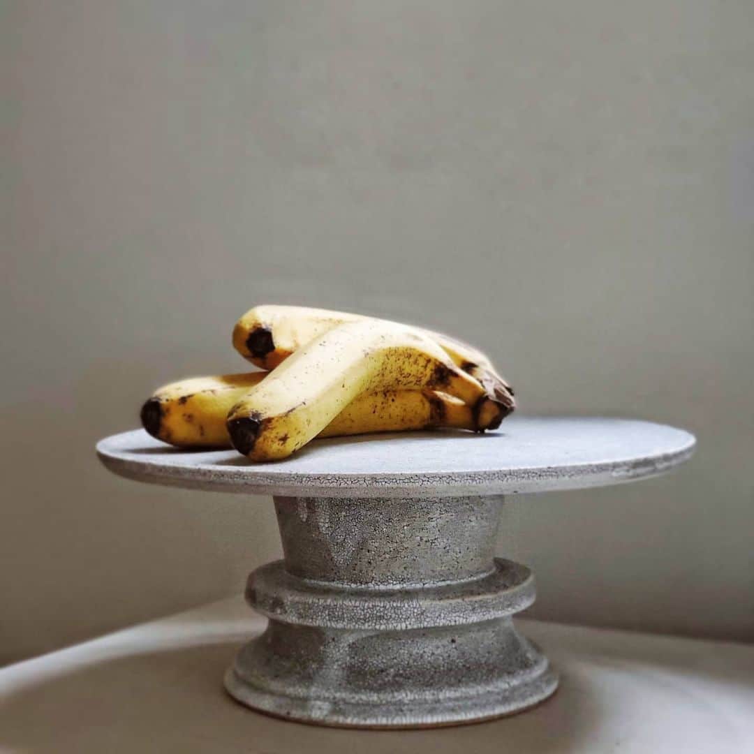 保坂玲奈さんのインスタグラム写真 - (保坂玲奈Instagram)「_______#🍌 . . 自分への誕生日プレゼントで購入した @mishim.pottery.creation のケーキスタンドに バナナのせたら貴族みたいになった🤴 . バナナは98円の時に三房くらい買って 皮むいて4等分くらいに手で折って Ziplocに入れて冷凍保存。 朝のバナナプロテイン作りに重宝してる‪‪☺︎ . . . #ケチ#ケーキスタンド#mishimpotterycreation#コンポート皿#ケーキ台#バナナ#貫入#ヒビ#インテリア#一人暮らし#一人暮らしインテリア#東京一人暮らし#ワンルームインテリア#丁寧な暮らし#器を楽しむ暮らし#器好きな人と繋がりたい#丁寧な暮らしと少しの贅沢#豊かな暮らし」7月24日 14時40分 - __renao_0707