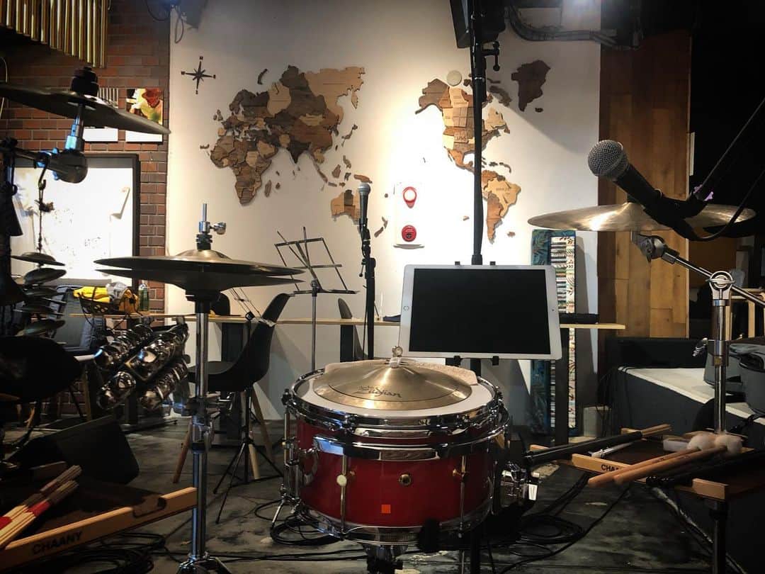 若森さちこさんのインスタグラム写真 - (若森さちこInstagram)「自分のセッティングの向こうには世界地図🇧🇷🇲🇽🇫🇷🇺🇸🇯🇵🇭🇰🇹🇼🇪🇸🇨🇦🇦🇷🇨🇺  あぁ、旅に出たい。  #someday #iwill  #ilovetravelling #worldmap #percussion #percussionist」7月24日 14時44分 - pistachico