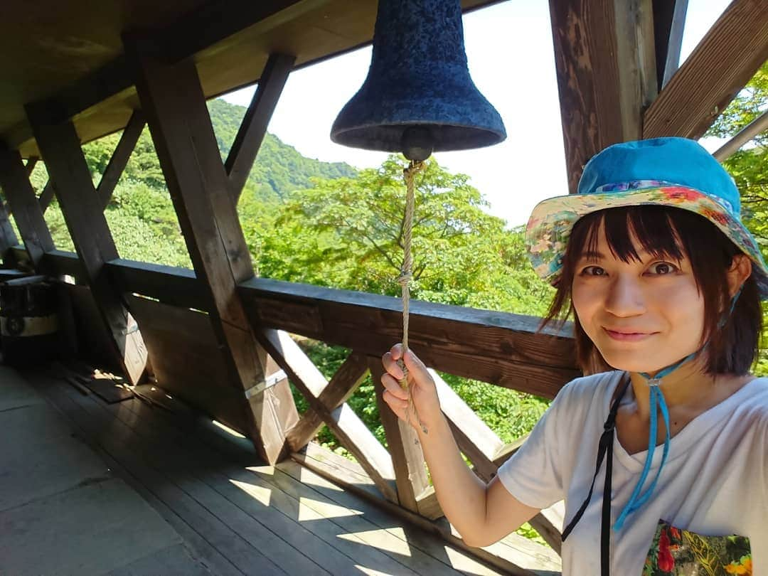 桜花さんのインスタグラム写真 - (桜花Instagram)「こんにちはでございマウンテン🗻🍀  本日もナイスな１日にいたしましょ✨  くろがね小屋の鐘です🍀 カランカラン✨  また鳴らしに行きたいな🌷  #こんにちは  #こんにちはでございマウンテン  #山  #山登り  #山歩き #ヤッホー  #くろがね小屋  #安達太良山  #福島県  #mountain  #mountains」7月24日 14時48分 - mountainohka