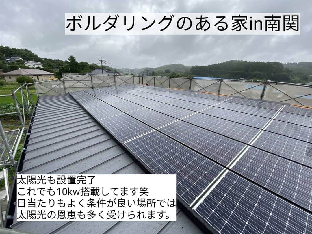 有限会社 稲葉製材住宅のインスタグラム：「ボルダリングのある家　Day29 【太陽光パネル】 10kw搭載してますが屋根が大きいためちょっとしか載ってないように見えます😅 もうすぐ足場も解体なので全体像が見えてきます🙈🙈🙈  #太陽光 #屋根 #楽しい家 #工事の流れ #工事進捗 #木造 #新築 #高性能住宅 #新築 #家 #家づくり #マイホーム #暮らしやすい家 #使いやすい家 #丁寧な家づくり #庭のある暮らし #家具と暮らす #暮らし #楽しい暮らし #ナチュラル #工務店 #注文住宅 #熊本 #玉名 #山鹿 #稲葉製材住宅 #イナバ  家族の未来、地球の未来を考えた家づくり 施工対応エリア 玉名、山鹿、荒尾、熊本市 県北メイン」