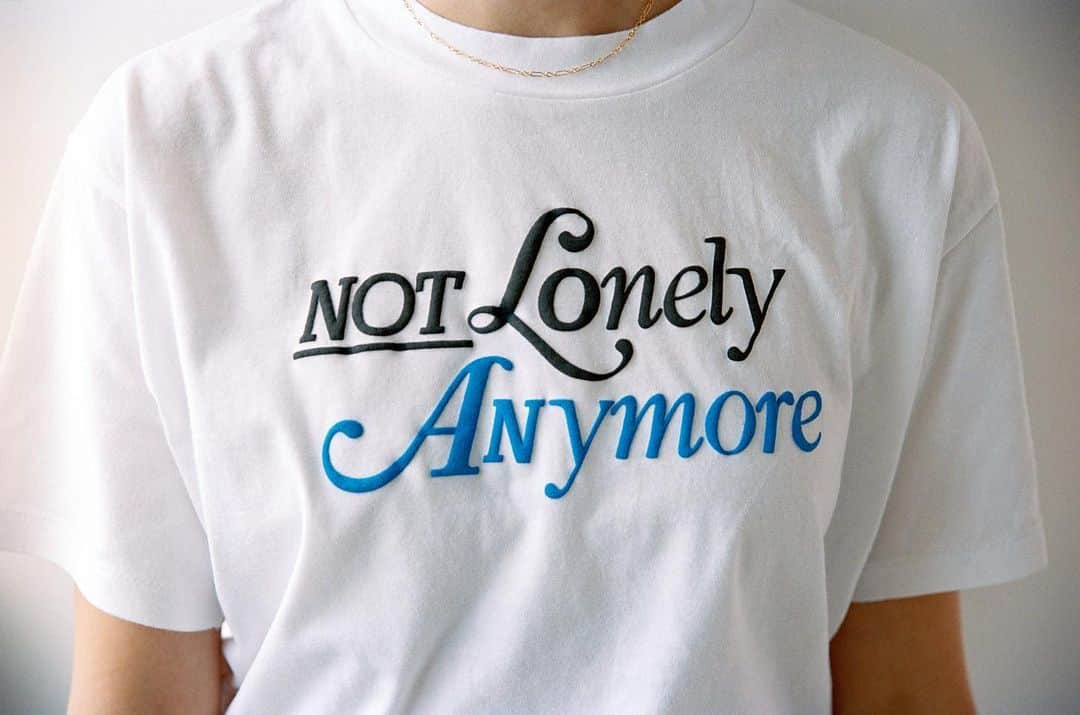 垣内彩未さんのインスタグラム写真 - (垣内彩未Instagram)「@not_lonely_tokyo の 新作が今月末に発売予定です🗣 (発売日は追ってお知らせします)﻿ ﻿ 多くリクエスト頂いた﻿ Tシャツを作ってみました。﻿ ﻿ ﻿ 厚すぎず薄過ぎないコットン天竺の素材を選び、拘りのシルエットと、一からオリジナルで作成したTシャツボディをさらにウォッシャブル加工。その後not lonely anymoreのタイポグラフィをプリント。パフ（発泡）プリントで文字が浮き出る仕様。1サイズ展開。﻿ 綿100% ﻿ made in japan﻿  ¥8,900(tax in) ﻿ ﻿ 4色作ってみました！」7月24日 14時52分 - kakiuchiayami