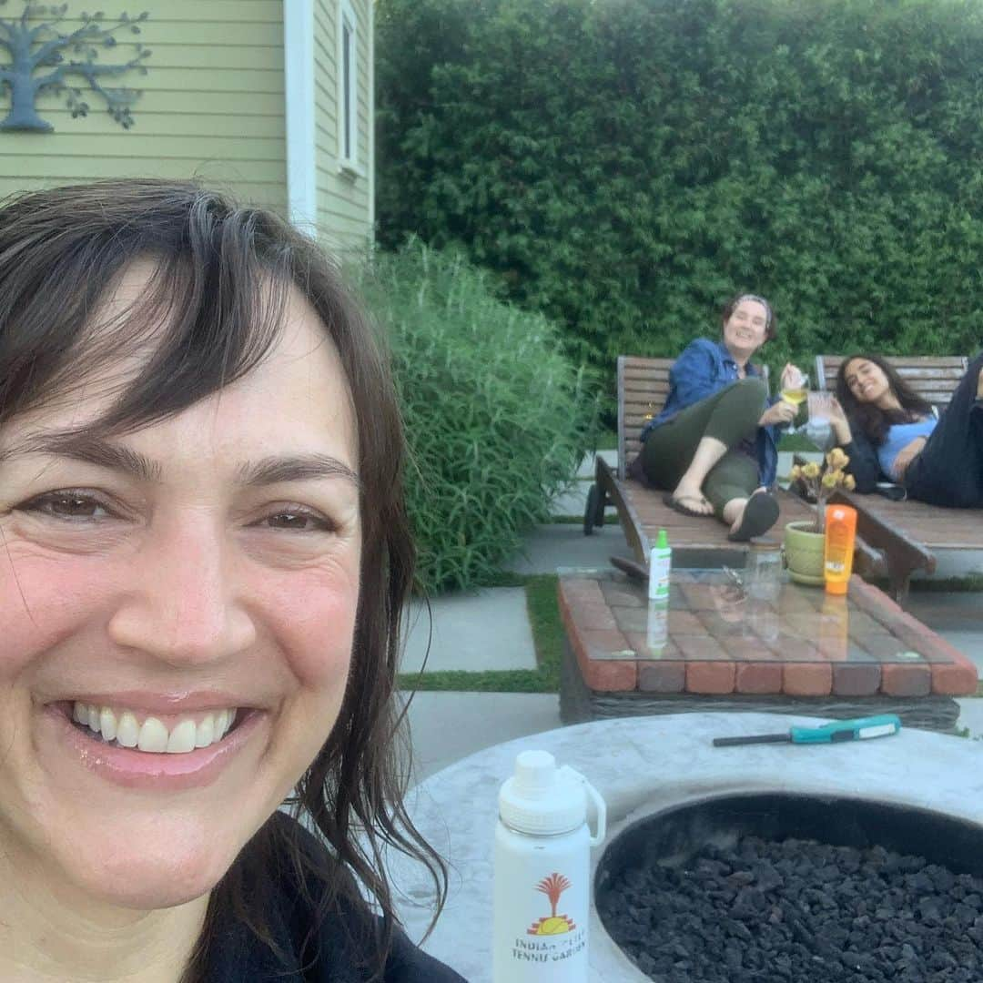 レスリー・フェラさんのインスタグラム写真 - (レスリー・フェラInstagram)「Socially distanced day of swimming and a beautiful evening by the fire 🔥 pit with @jenifer.juniper and my goddaughter, Mary. Jenifer and I have been friends for 34 years - since high school. Good for the soul!」7月24日 14時53分 - mslesleyfera