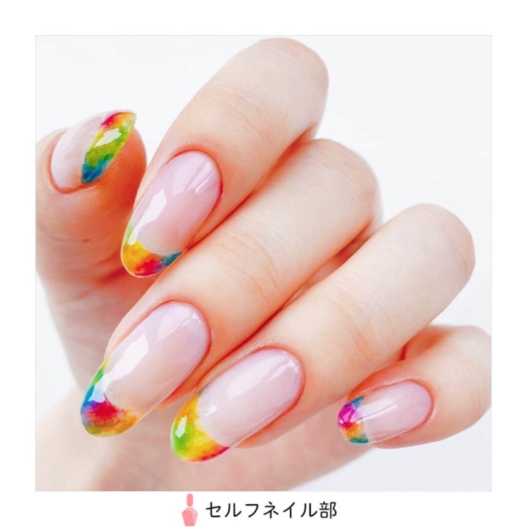 セルフネイル部 公式アカウントのインスタグラム：「(@0kaeri_nail)さんの、﻿ 「トロピカルネイル」を紹介します💅﻿ ﻿ 〜やり方〜﻿ ①コンシーラー効果のあるベースコートを塗る﻿ ②丸型のマスキングテープやフレンチガイドシールを好みのフレンチ幅で貼る﻿ ③クリアタイプのポリッシュをちょんちょんと置いてトップコートでぼかす﻿ ④濃くしたいところにはポリッシュを重ねる﻿ ⑤シールを剥がす﻿ ⑥トップコートを塗る﻿ ﻿ 〜使用品〜﻿ ▽ベースコート﻿ NAIL HOLIC SP031﻿ ▽ポリッシュ﻿ NAIL HOLIC ﻿ YE503﻿ OR204﻿ RO604﻿ BL907﻿ GR702﻿ ﻿ 〜ポイント〜﻿ トップコートに薄め液を入れてぼかし専用のトップコートを作っておくと便利です！濃い色同士があまり混ざりすぎないようにするときれいに仕上がります✨﻿ ﻿ 《セルフネイル部プロデューサー高橋からのコメント💅》﻿ すてきなトロピカルネイルな上、美しい爪がもうツボです👀！」