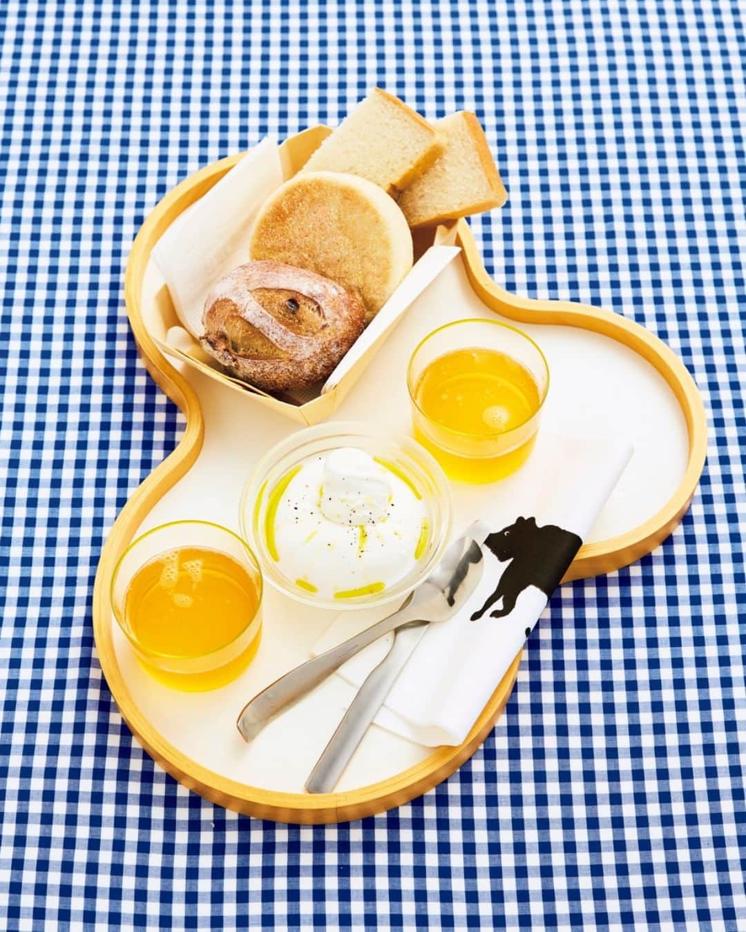 ブルータスさんのインスタグラム写真 - (ブルータスInstagram)「【最高の朝食を★発売中】 フードジャーナリスト・渡辺紀子さんの、ウマイお取り寄せで作る贅沢モーニングにはお気に入りのベーカリーのパンが不可欠。シンプルな洋定食が日々の定番。 「朝ごはんを食べ終えたらゆっくり朝ドラを見て、よっこらしょと仕事にかかります。夫と２人、８時からわずか３０分ほどの朝食時間ですが、ここが幸せか否かで一日の充実度が違う。この時間は、どんなに忙しくても死守したいです。」と渡辺さん。 #BRUTUS #最高の朝食 #朝食」7月24日 15時01分 - brutusmag