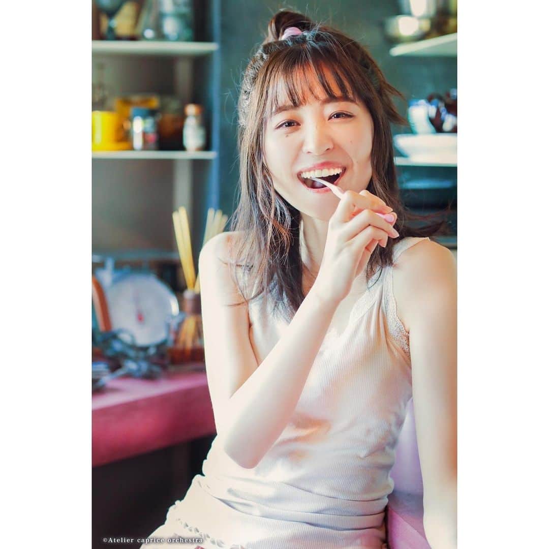船岡咲のインスタグラム：「・﻿ ・﻿ ﻿ ○﻿ ﻿ ﻿ 8/8発売のファースト写真集﻿ 『さきのおと』﻿ ﻿ 中身のカットが先行公開されました〜﻿ ﻿ ﻿ 素っぽいあたし。﻿ ﻿ ﻿ ﻿ #写真集　#さきのおと﻿ #素　#歯みがき　#笑」