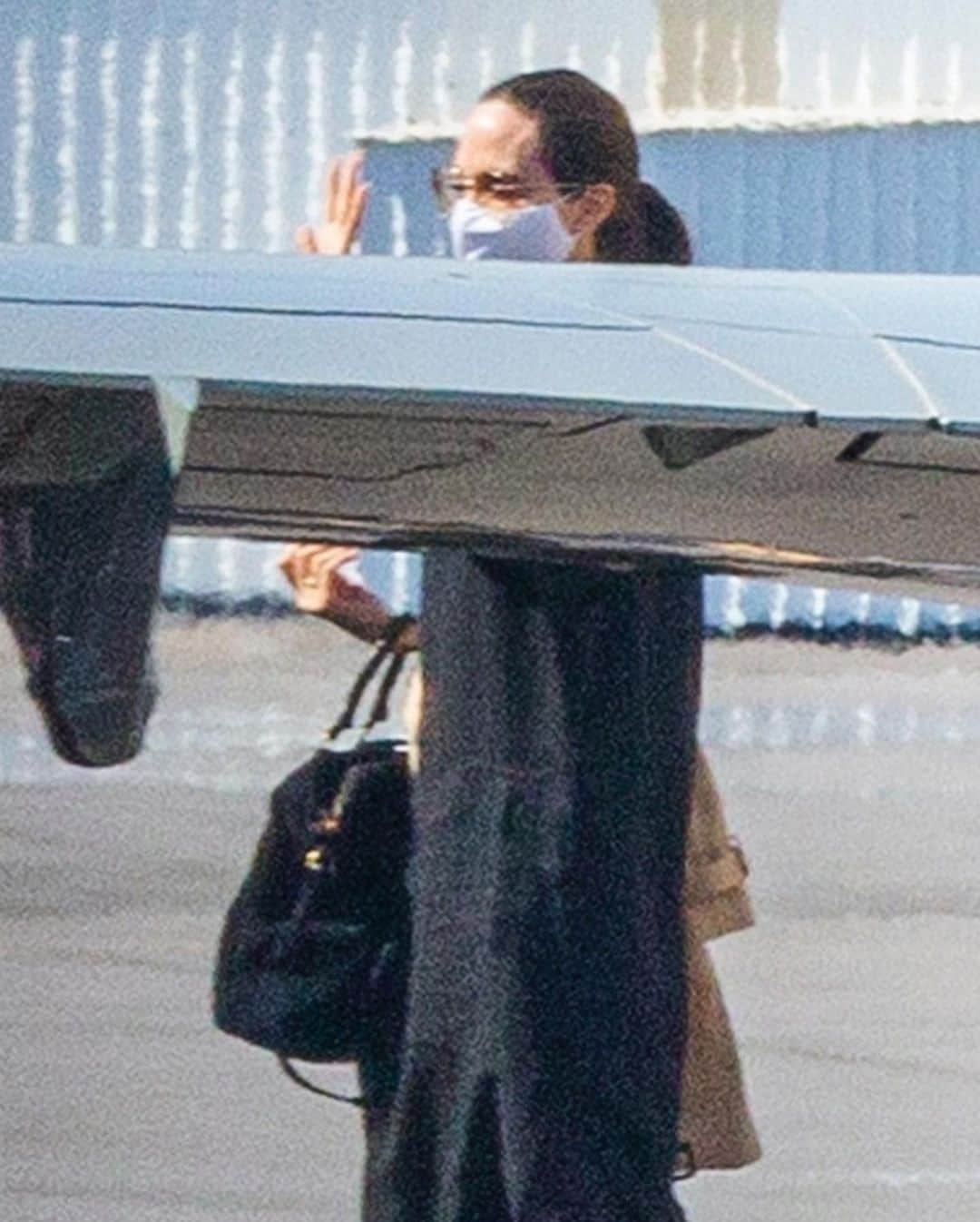Just Jaredさんのインスタグラム写真 - (Just JaredInstagram)「Angelina Jolie was spotted touching down in Los Angeles on Thursday after a quick trip out of town. She was joined by some of her kids on the private flight. #AngelinaJolie Photos: Backgrid」7月24日 15時13分 - justjared