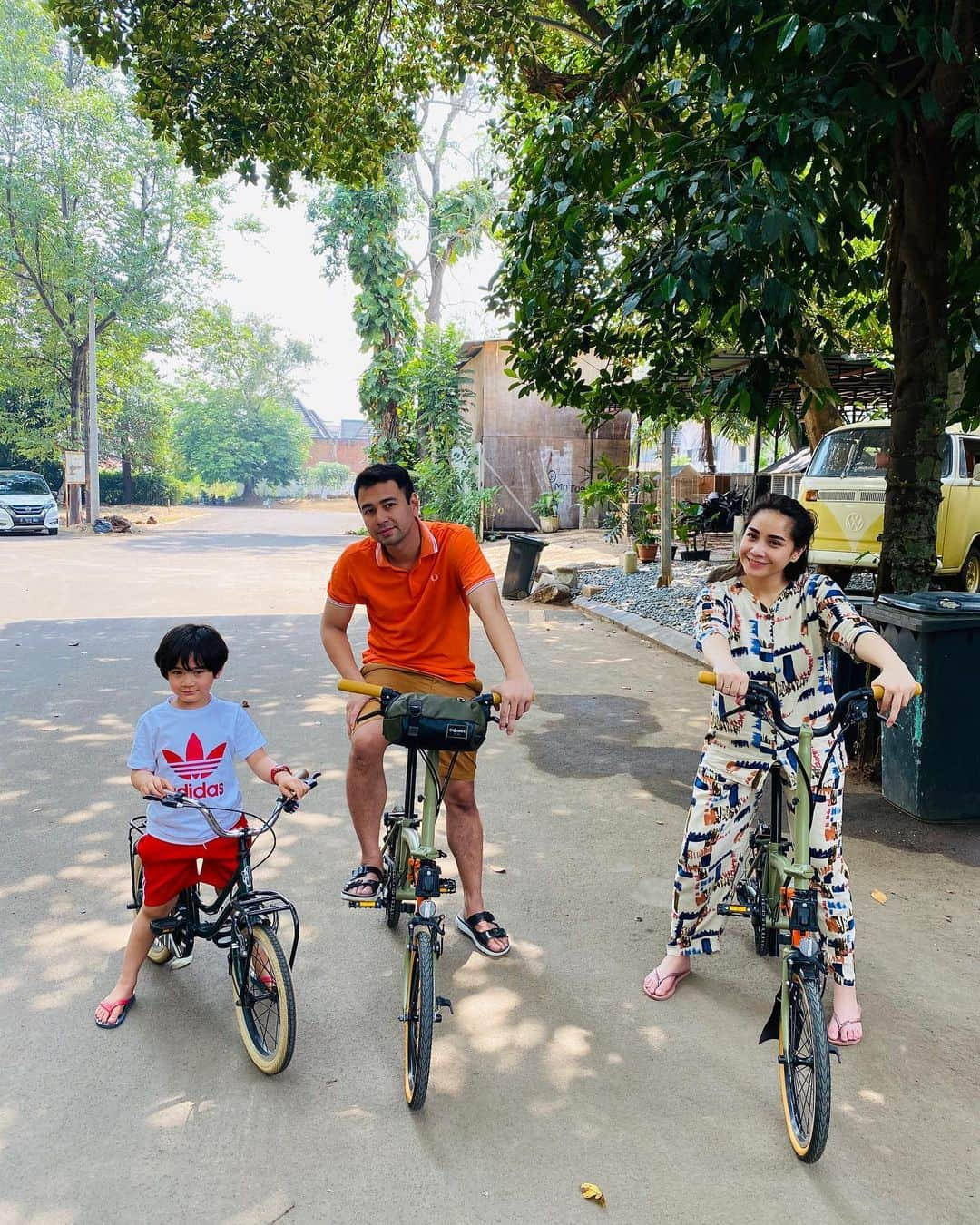 Raffi Ahmadさんのインスタグラム写真 - (Raffi AhmadInstagram)「Rafathar dan Memsye Belajar sepeda ❤️ Lebih jago siapaa ??」7月24日 15時08分 - raffinagita1717