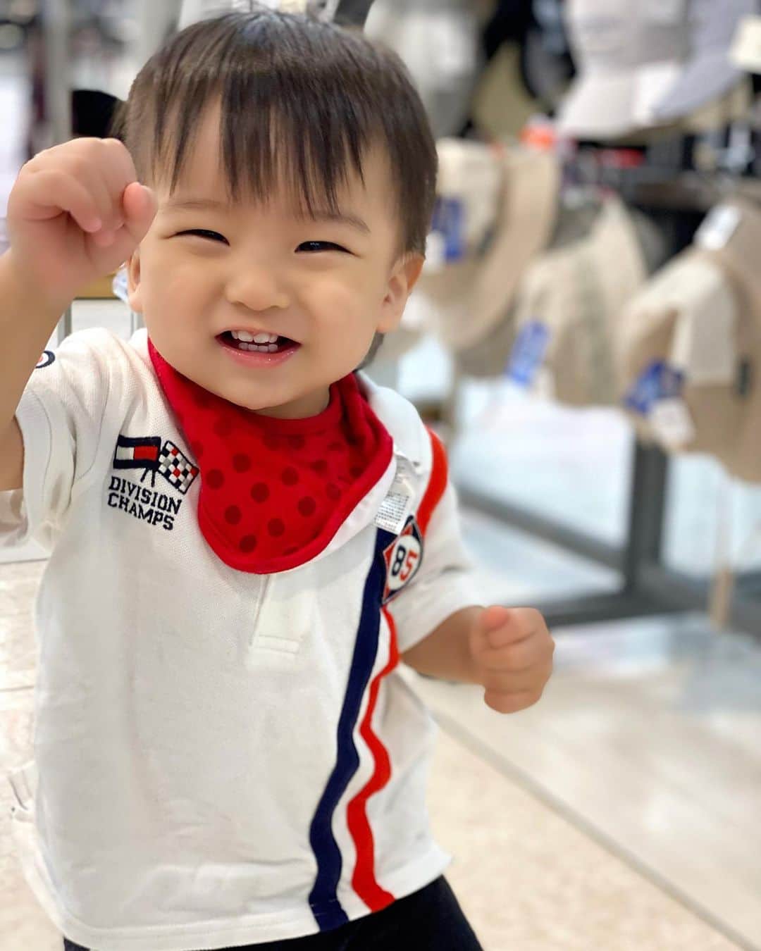 Momoeのインスタグラム：「. .  ほんのすこーーーし 前歯の横の歯が出てきた😊🦷 また１つ大人になった✨ （この写真じゃ何も見えねえ） . . #happy #家事 #育児 #family #家族 #boy #smile #男の子 #息子 #code #love #lucky #kids #子供 #thankyou #宝物 #ベビー #fashion #follow #心 #縁 #パパ #ママ #家族写真 #男の子ママ #赤ちゃん写真 #photo #子育て #1歳 #flower」
