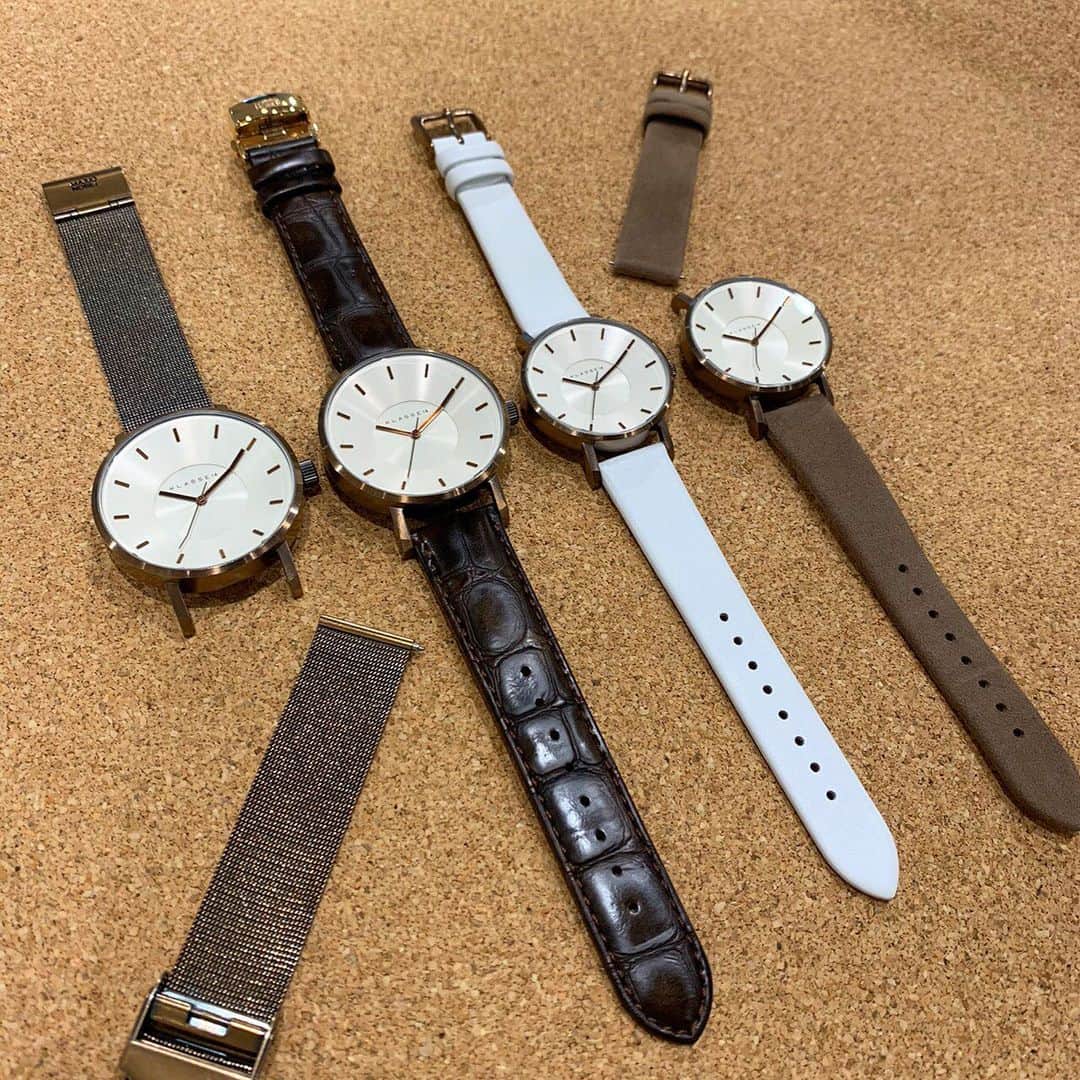klasse14_japanofficialさんのインスタグラム写真 - (klasse14_japanofficialInstagram)「こんにちは。 本日はVolare Vintageにストラップを付け替えてご紹介。  Vintagegoldのケースとインデックスに、馴染みの良いIvoryの文字盤カラーの組み合わせが性別を問わず人気のVolare Vintage。  写真はカラーストラップ・型押しレザーストラップに付け替えたもの。 ストラップを替えても、Vintagegoldならではの柔らかな雰囲気は変わらずに新しい印象を楽しめます。  Shibuya  Flagship Storeではストラップの全バリエーションを取り揃えております。  是非店頭にて付け替えをお楽しみください☆  Volare Vintage Gold with Mesh Strap 36mm/42mm﻿  Volare Vintage Gold Brown 36mm/42mm  #ordinarilyunique﻿ #KLASSE14 #クラスフォーティーン﻿ #Volare #vintagegold﻿ #watch #時計 #ストラップ﻿ #shibuya #渋谷 ﻿ #flagship #フラッグシップ  ﻿ お問い合わせに関しましては、SHOPまでお電話ください。﻿ SHIBUYA FLAGSHIP STORE﻿ ☎︎03-6433-5400」7月24日 15時22分 - klasse14_japanofficial
