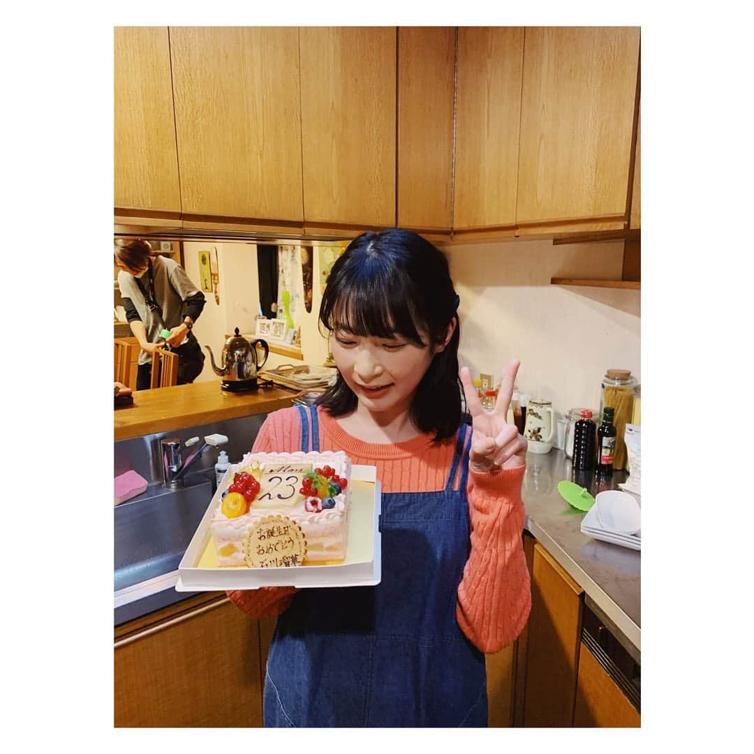 石川瑠華さんのインスタグラム写真 - (石川瑠華Instagram)「23歳の誕生日を大人の土ドラ「13(サーティーン)」の撮影中にお祝いしていただいていました☺️ (あっ、結構前です、、、笑)  8月1日よる11時40分スタートです！ もうすぐです！(^^)  #13 #サーティーン #大人の土ドラ」7月24日 15時15分 - ___rukaishikawa