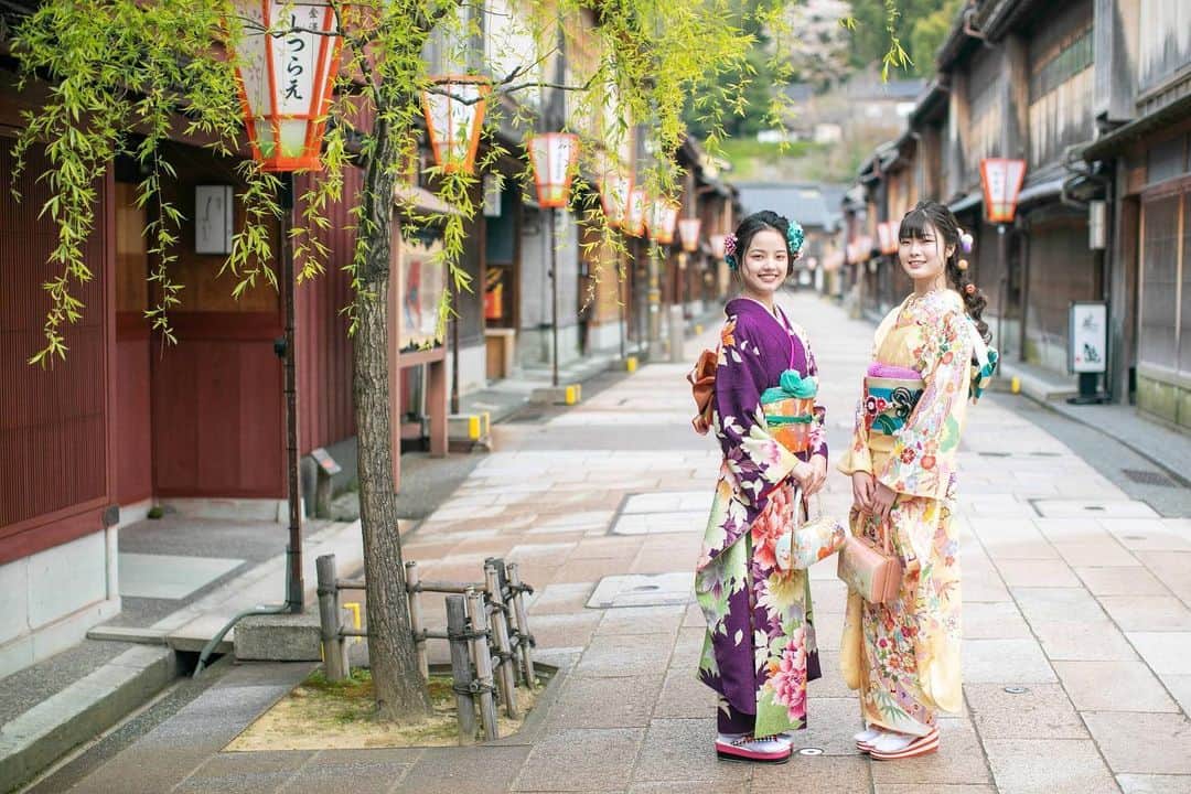 金沢着物レンタルshop心結〜kokoyui〜のインスタグラム：「成人式の前撮りご予約承っております！  お友達同士でもいかがですか？😌💕  ロケーション撮影でこんなにかわいい写真が撮れちゃいます💕  お下見お気軽にご連絡下さい^ ^  ⚫︎金沢駅前 着物レンタル心結(ここゆい)  ⚫︎営業時間 : 9:00〜18:00 ⚫︎address : 金沢市本町1-3-39 ⚫︎tell : 076-221-7799 ⚫︎金沢駅から徒歩5分  ⚫︎コインパーキング補助あり  心結の着物一覧▶@kokoyui_kimono 振袖や袴はこちら▶@kokoyui_furisode 七五三やお子さんの着物はこちら▶@kokoyui753 . #着物ヘア #ヘアセット #和服 #着物 #着物コーディネート #きもの #着物女子 #金沢観光」