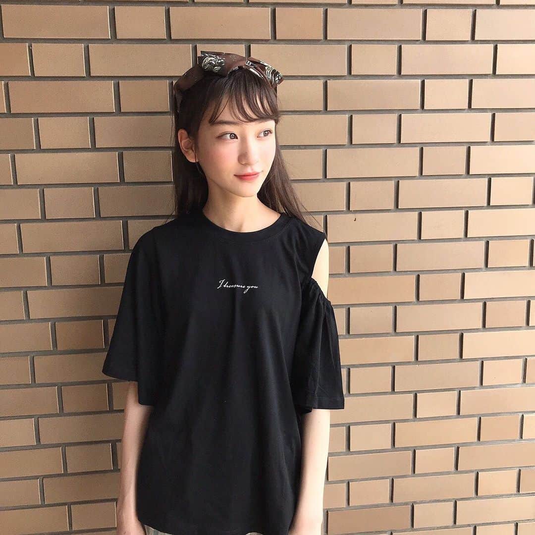 太田雫さんのインスタグラム写真 - (太田雫Instagram)「ニコラとアンラブのコラボＴシャツ🖤 ・ ・ 袖が広がっていたり、ワンショルで、とっても可愛いです！ ・ ・ 私は黒を着ていますが、色は他にも、白・ピンクもあります✨ ・ シンプルだけどお洒落なので、地元でも着やすいデザインです＼(^o^)／ ・ #ニコラ#太田雫 #AND24LOVELY#アンラブ#GU#ニコラコラボtシャツ」7月24日 15時21分 - _shizukuota