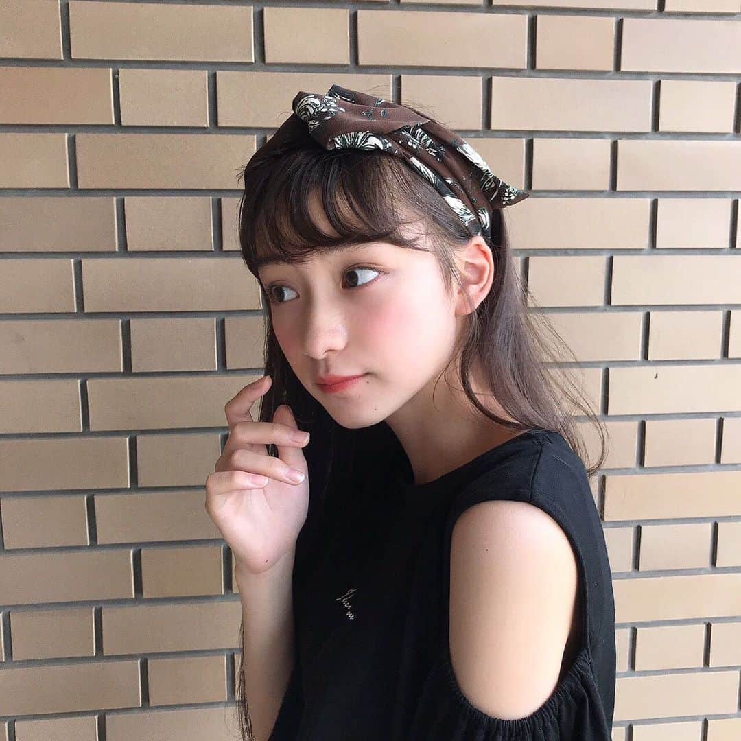 太田雫さんのインスタグラム写真 - (太田雫Instagram)「ニコラとアンラブのコラボＴシャツ🖤 ・ ・ 袖が広がっていたり、ワンショルで、とっても可愛いです！ ・ ・ 私は黒を着ていますが、色は他にも、白・ピンクもあります✨ ・ シンプルだけどお洒落なので、地元でも着やすいデザインです＼(^o^)／ ・ #ニコラ#太田雫 #AND24LOVELY#アンラブ#GU#ニコラコラボtシャツ」7月24日 15時21分 - _shizukuota