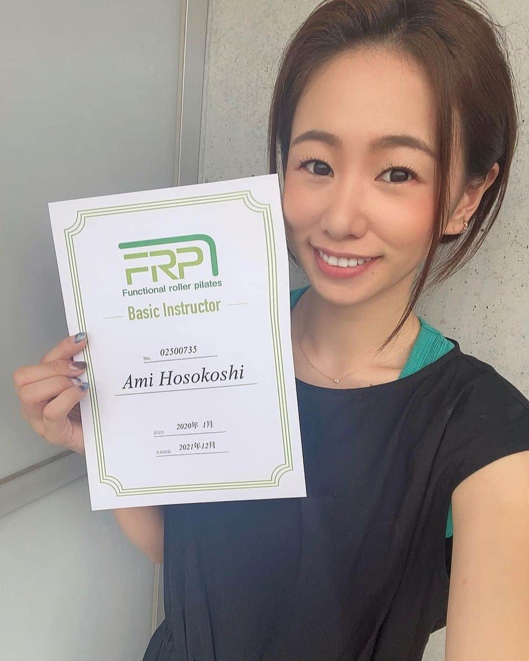 細越麻未（ami）さんのインスタグラム写真 - (細越麻未（ami）Instagram)「. . Functional roller pilates Basic Instructor の資格を取得しました💕 . . 最近、怠けてるな〜 体重くなったな〜 お腹の腹筋なくなった〜 足太くなったわ〜😭 って危機感を覚えた時にであったFRP . . ピラティスは、解剖学に沿った筋トレ要素が強いかなと思います。 ただ、元々はリハビリを目的としたエクササイズの為、自分の体の事を分かりつつトレーニングしたい人、怪我などが元々ある方などは、安全に行え、体幹を意識したポーズが多いので、インナーマッスルを鍛える事もできる事に良さを感じて資格を取る事にしましたっ！！！！ . amiが取得したFRPは、 ファンクションローラーを使用して行うピラティスなんですが、不安定なローラーの上で行うので、体幹を意識し易いのと、負荷をかけようと思えば強くできるメリットを感じてこちらに！ . 色んなエクササイズがあるなか、 ピラティスは、筋トレ要素が強く、自分の体について知れる事って内容が私に合っていたとの事もありハマりました。笑 . . 取得した今では、 時々レッスンを行ってます！！ プライベートレッスンしかしてませんが、いつかみんなと出来たらなんて考えてますが如何ですか？💓笑 . . #ピラティス　#ダイエット　#体幹トレーニング　#トレーニング　#FRP #体幹 #筋トレ　#インナーマッスル  #資格取得」7月24日 15時21分 - ami_hosokoshi_75