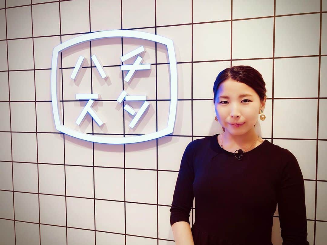 のインスタグラム：「「shibuya109livetvハチスタ」で以前CM出演させていただいたアイフルホーム様の社内コンテスト授賞プレゼンターをさせていただきました。 フォーマルな格好で珍しいお仕事でしたが、必死に頑張ってみました笑  アイフルホームのCMは「こだわり抜いて家作るから壁も家の中に本気の建てちゃう」って内容だったんですが…再生数は順調なようで一安心… 放映後はクライミングに挑戦された社内の方もいたようで「6級から全然進まないんだけど〜」と相談されたりインストラクター冥利につきる感じでした🤣  謎のクライマーを貴重な席にお呼びいただきありがとうございました✨ 授賞した店舗の皆様、おめでとうございます🙌🏻✨✨  #アイフルホーム #ハチスタ #ボルダリング #クライミング #eyefulhome #アイフルホームcm #cm #渋谷109 #bouldering #climbing #ライトで顔青くなっちゃった🤣」