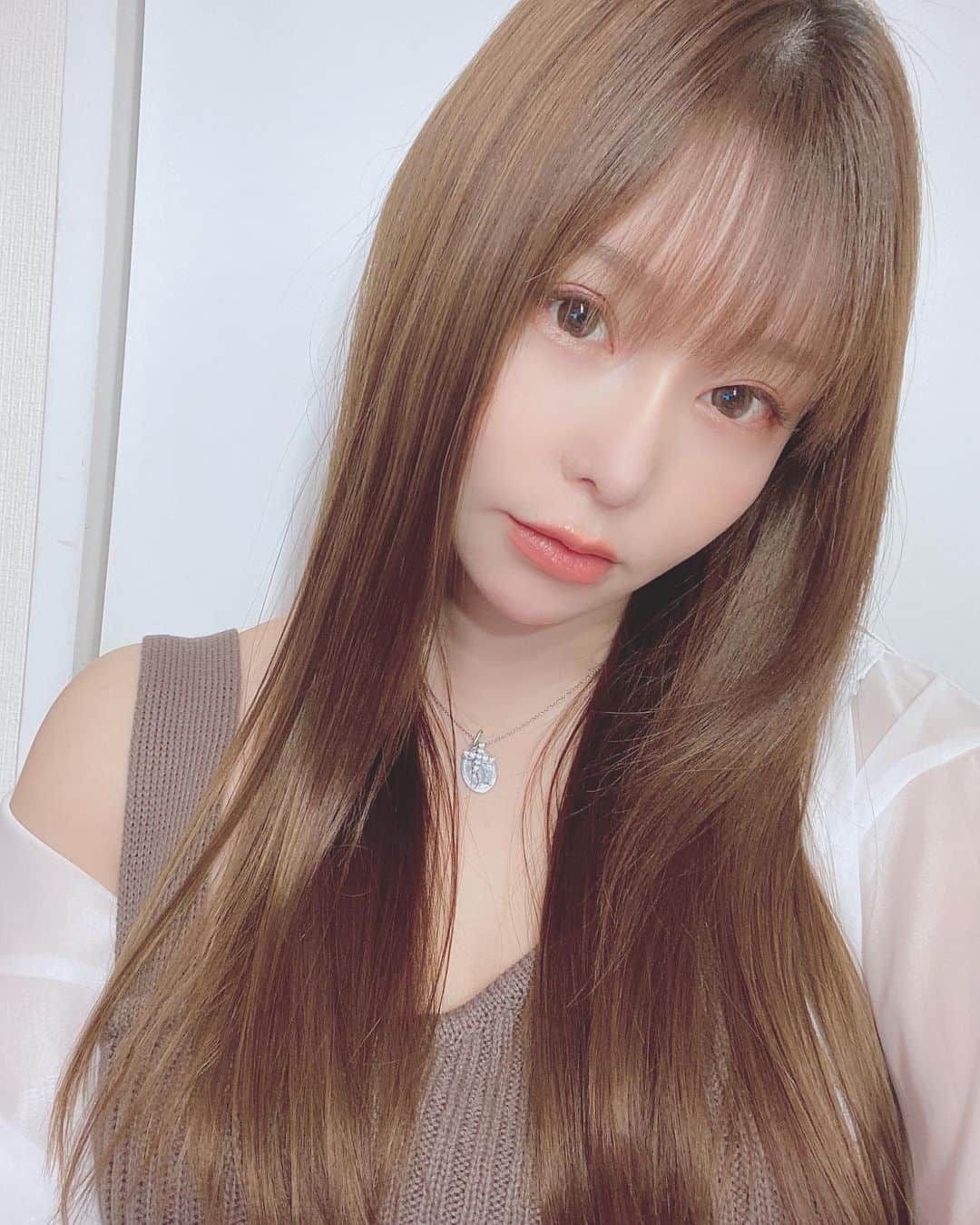 利咲のインスタグラム：「パーフェクトストレートヘア♡  個人的にはふわふわ系ヘアもありかなと思うんですが湿気で扱いづらいので夏対策で縮毛矯正しました❤︎  髪の毛がサラサラになるだけで気持ちも前向きに💇‍♀️ 美容は自身の向上心や健康への意識が高まったり、癒し効果もあるものだと思ってます😇  有難い一番不可欠な贅沢❤︎ さらっさらにしてもらいました〜  スタバは一番糖質が低いというアーモンドミルクにしてみた。 （´-`）.｡oO（ソイラテの方が好み。。）  #縮毛矯正 #ストレートヘア #ストレートパーマ #straighthair #hairsalon #ヘアサロン #ヘアトリートメント #ヘアカラー #haircolor #hairtreatment #美容院 #原宿 #スタバ #アーモンドミルクに変更 #アーモンドミルクラテ #アーモンドミルク #ソイラテ #almondmilk #シアーシャツ #feliamo #エアリーブラウン」