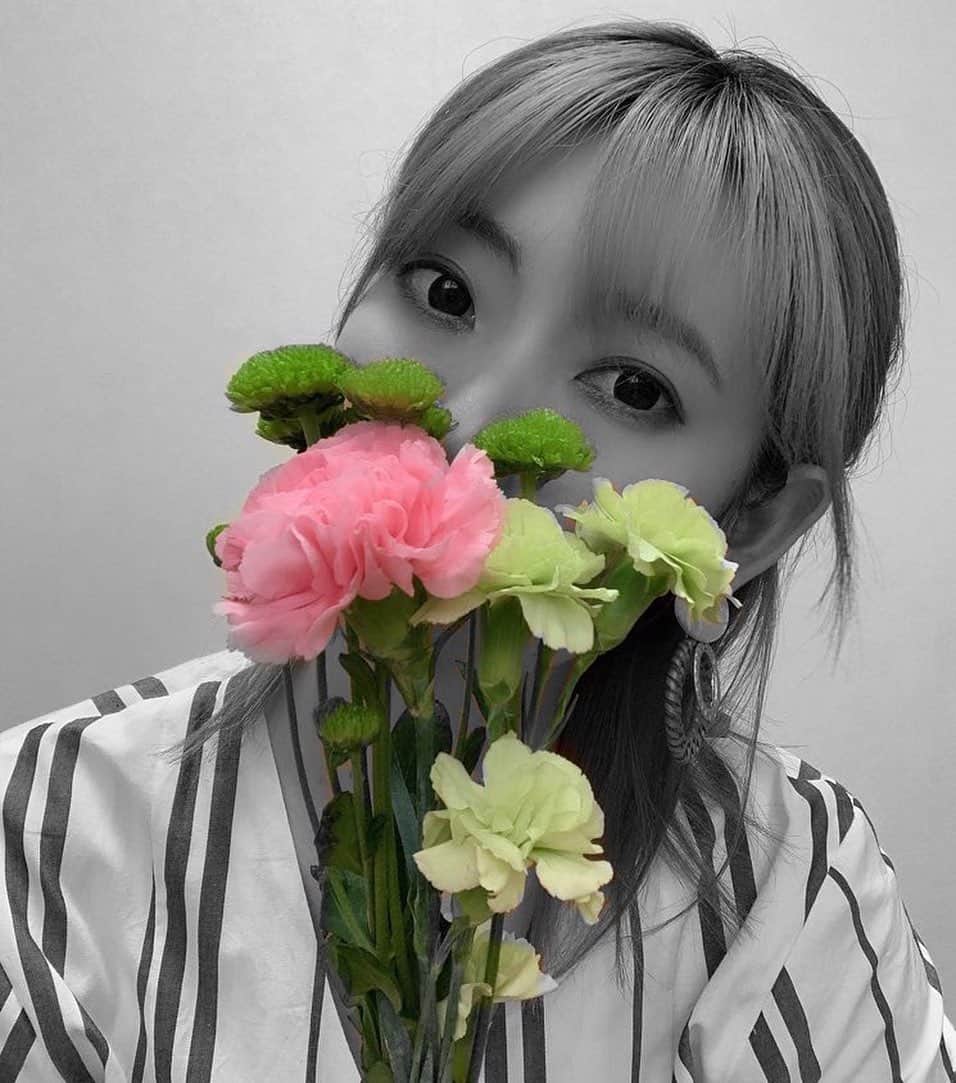のインスタグラム：「まさかの本日2回目の投稿📷💛﻿ ﻿ インスタの新しいアイコン💐💐💐﻿ ﻿ お花持ってまつもとです😆笑﻿ ﻿ なんか前回のお花畑は遠い写真やったけど﻿ 今回は近い写真に🤣﻿ ﻿ そして実は今フィットネスバイクを漕ぎながら﻿ 文字を打っております。﻿ ﻿ 笑ってる絵文字使ってるけど﻿ 実はヒィーヒィー言うております。﻿ ﻿ その前は近所を散歩して汗だくでした。﻿ ﻿ ウンドウ、タイセツ、ダイエット、ガンバル。﻿ ﻿ 応援よろしくお願い致します。笑﻿ ﻿ ﻿#本日2回目 #投稿 #新しいアイコン #フィットネスバイク #ヒィーヒィー #フゥーフゥー #散歩 #田舎  #自然しかない #ダイエット #運動  #応援よろしくお願いします」