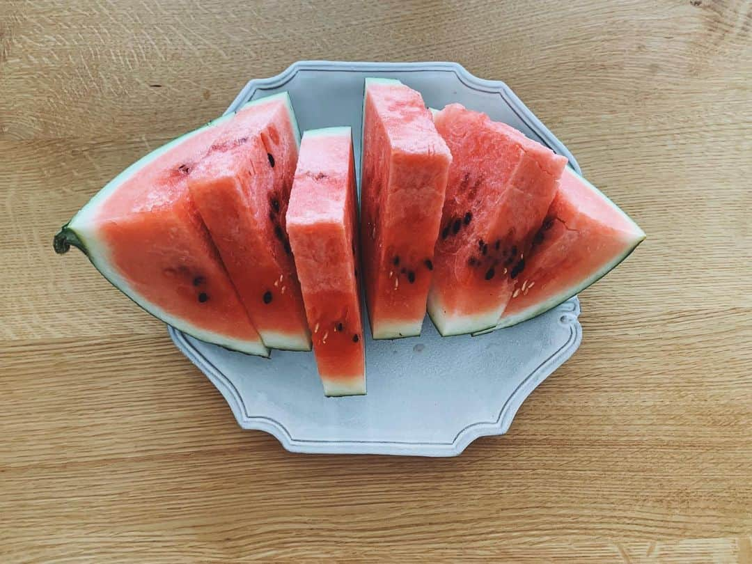 菊地舞美さんのインスタグラム写真 - (菊地舞美Instagram)「🍉﻿ ______________________________﻿ ﻿ 山形の親友から送られてきた﻿ ﻿ 尾花沢のスイカ🍉﻿ （わたしは勝手に尾花沢産はスイカの王様と思っています🤣）﻿ ﻿ ﻿ 配達の方もびっくりするくらい重い﻿ スイカは﻿ ﻿ ﻿ 二人暮らしには贅沢な大きさでした😍﻿ ﻿ ﻿ 朝昼晩﻿ 幸せスイカウィークの始まり始まり🍉💕💕﻿ ﻿ ﻿ ______________________________﻿ #watermelon #すいか　#尾花沢のすいか」7月24日 15時35分 - maimi_kikuchi_reborn