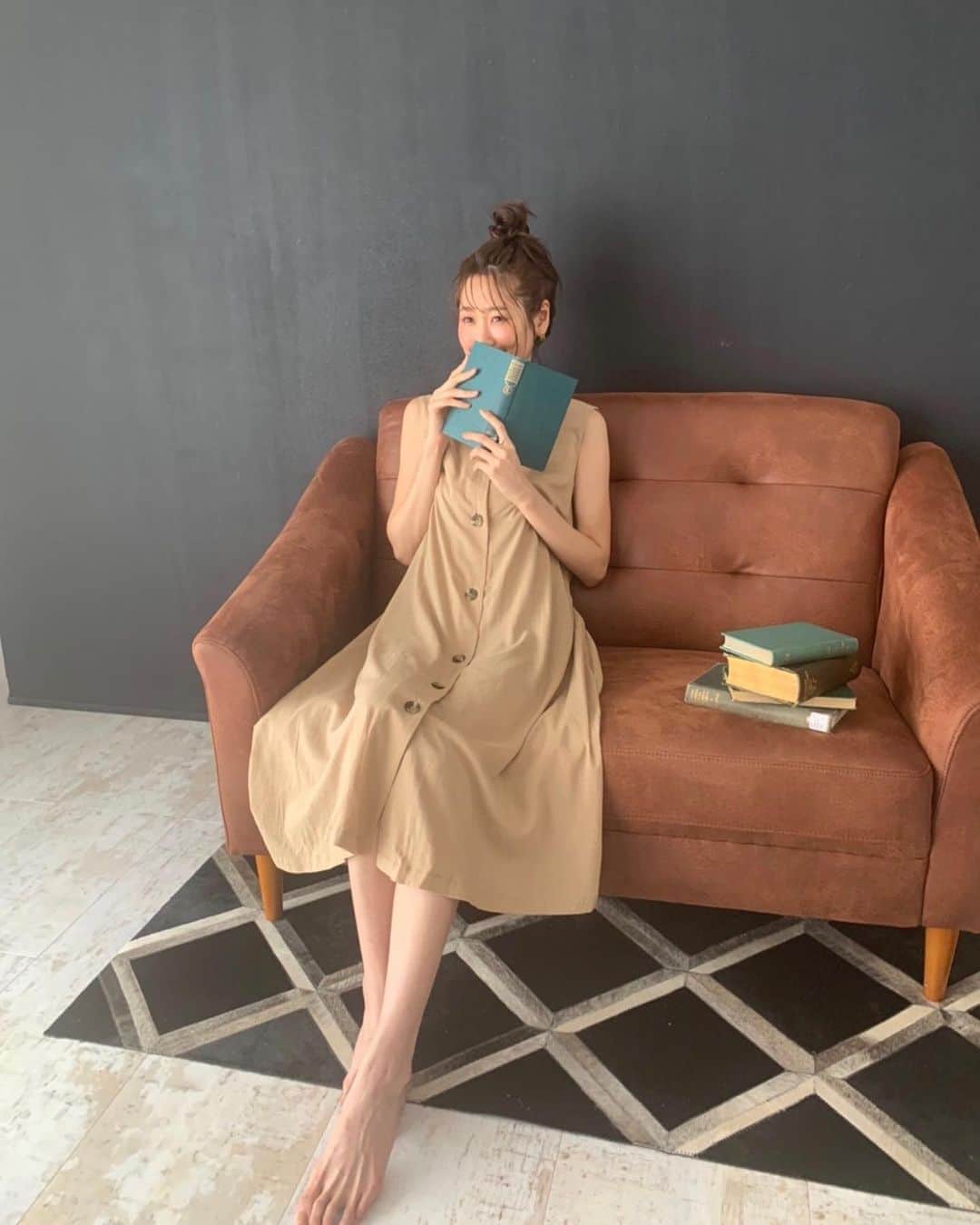 小林ようのインスタグラム：「今年は梅雨が長いなぁ。 . #shooting #candid #behindthescenes #book #お団子 #本 #オフショット」