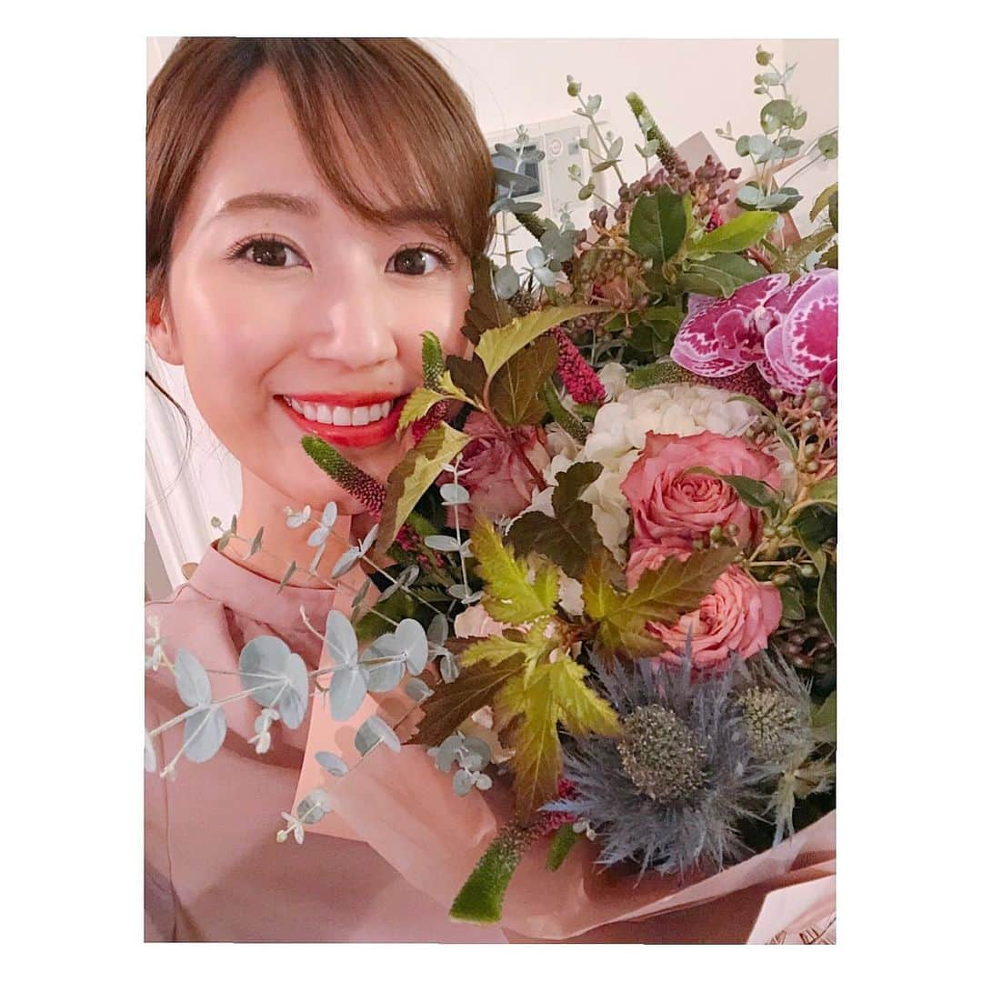 木村愛里さんのインスタグラム写真 - (木村愛里Instagram)「⋆ ４連休いかがお過ごしですか？🏄‍♀️ ㅤㅤㅤㅤㅤㅤㅤㅤㅤㅤㅤㅤㅤ ㅤㅤㅤㅤㅤㅤㅤㅤㅤㅤㅤㅤㅤ もともと昔からインドアの おひっきー気質な私なもんで 自粛自粛と過ごしていたら 家にいる事が板についてしまって 自宅ライフが充実しております😌ぇ ㅤㅤㅤㅤㅤㅤㅤㅤㅤㅤㅤㅤㅤ こんなに勝手に自粛してるの 私くらいか？と最近疑問なんだけど 皆は もう日常なのかなぁ？😳 ㅤㅤㅤㅤㅤㅤㅤㅤㅤㅤㅤㅤㅤ すすきのとか、もう数ヶ月以上 行ってないんだけど😂 街中も普通に戻ってるのかな？？ ㅤㅤㅤㅤㅤㅤㅤㅤㅤㅤㅤㅤㅤ 勝手に社会から取り残されて いるんじゃないかと不安になりました🤭笑 ㅤㅤㅤㅤㅤㅤㅤㅤㅤㅤㅤㅤㅤ ㅤㅤㅤㅤㅤㅤㅤㅤㅤㅤㅤㅤㅤ とりあえず夏服を買いたいのと (試着をちゃんとして購入したい) (ネットでちょいちょい失敗) メイク用品も新しいの揃えたい (ちゃんと肌にテスターしてから購入したい) ㅤㅤㅤㅤㅤㅤㅤㅤㅤㅤㅤㅤㅤ そんな最近でした🙋‍♀️ ㅤㅤㅤㅤㅤㅤㅤㅤㅤㅤㅤㅤㅤ ㅤㅤㅤㅤㅤㅤㅤㅤㅤㅤㅤㅤㅤ ㅤㅤㅤㅤㅤㅤㅤㅤㅤㅤㅤㅤㅤ #お身体ご自愛くださいね #写真はお誕生日 #旦那しゃんがくれた花束 💐 #数本ドライフラワーにしたけど #失敗🤷‍♀️ #ドライフラワーは買うもの #学んだ ㅤㅤㅤㅤㅤㅤㅤㅤㅤㅤㅤㅤㅤ」7月24日 15時38分 - airi_official