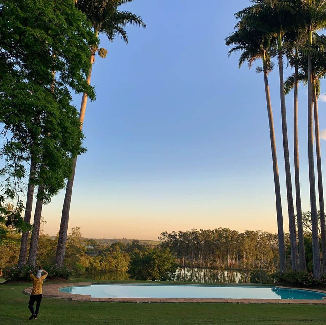 Chay Suedeのインスタグラム：「#tbt com minha quinquinha 🤍  foto: mamãe @neivalaura」