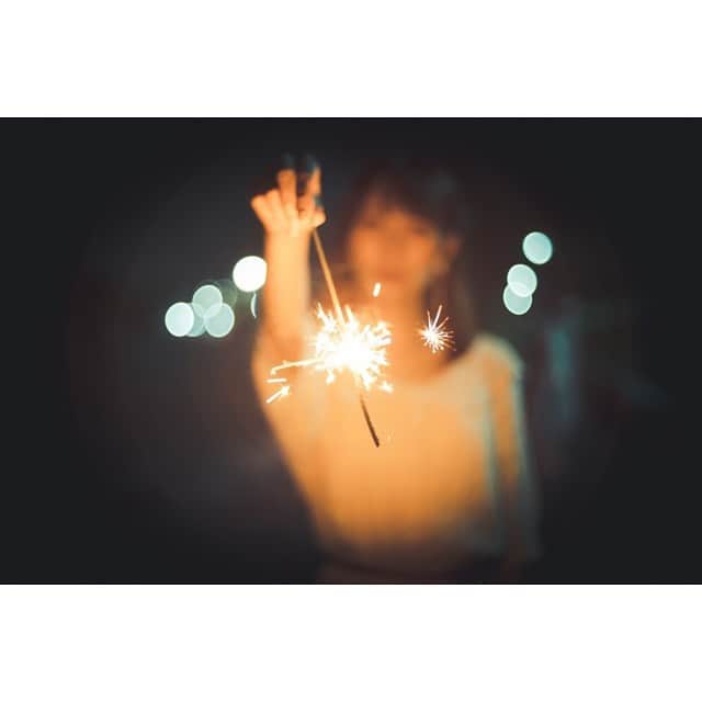 江嶋綾恵梨さんのインスタグラム写真 - (江嶋綾恵梨Instagram)「おはよう☀ 花火の光はいいね〜。ふふ #手持ち花火 #花火 #ポートレート」7月24日 7時05分 - aeringoooo