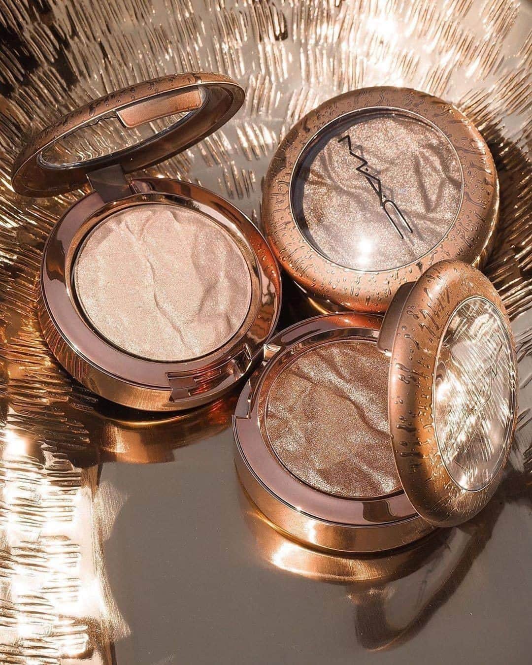 M·A·C Cosmetics BRさんのインスタグラム写真 - (M·A·C Cosmetics BRInstagram)「Uma nova coleção de tons bronzeados para os olhos, lábios, rosto e corpo. Mantenha a cor do verão mesmo no inverno. Leve pra casa cores beijadas pelo sol, para conseguir um brilho mágico em qualquer dia e em qualquer lugar. As embalagens de bronze metálico dessa edição especial apresenta um design exclusivo de gotas de água.  Já disponível no site maccosmetics.com.br e a partir do dia 27 de julho nas nossas lojas reabertas pelo Brasil.   Na foto: Foiled Shadow White Haute, Monaco-Co e Sand Tropez.  #Regram @maccosmeticsitalia #MACBronzer #MACBronzing #bronzer #verão #make  Edição limitada.」7月24日 7時02分 - maccosmeticsbrasil