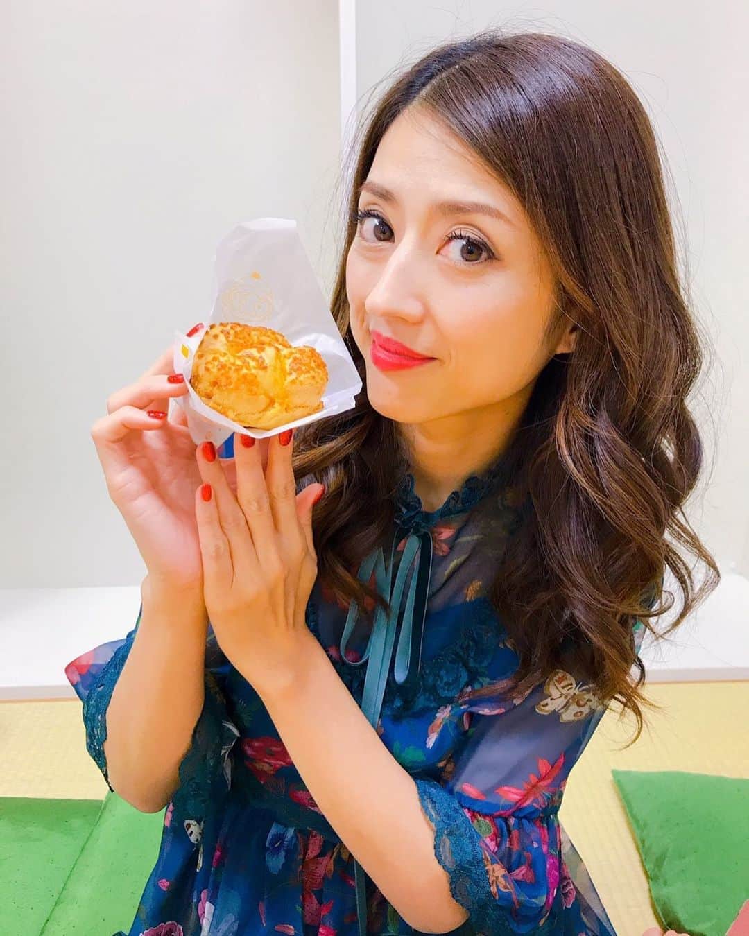 小沢真珠さんのインスタグラム写真 - (小沢真珠Instagram)「「ルパンの娘」の続編が決定しました！10月からスタートです！写真はちょうど1年前、撮影の空き時間に差し入れのシュークリームを食べようとしている悦子（55歳）です。  #ルパンの娘 #続編 #木10 #悦子 #えっちゃん」7月24日 7時02分 - maju_ozawa