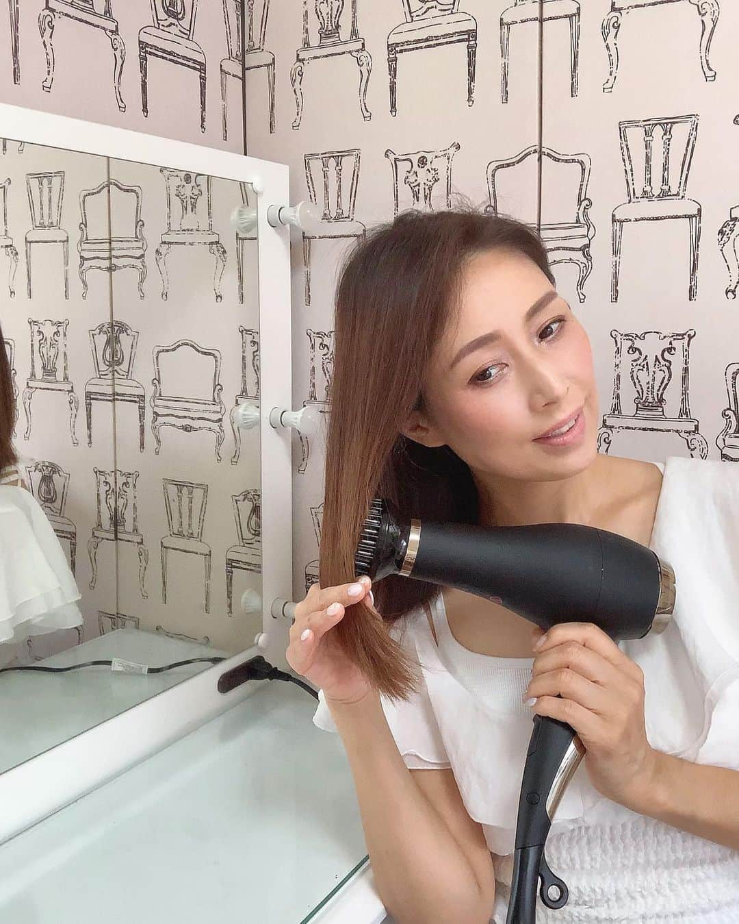 宮田綾子さんのインスタグラム写真 - (宮田綾子Instagram)「⁑ ヤーマンのドライヤー ヴェーダブライトnew✨ @yaman.official  ドライヤーってどんどん進化してるよね！これは先にブライトコームを取り付けて、直接髪をとかしながらブローできるの お風呂上がりの仕上げはもちろん、お出かけ前にもささっとと当てるだけで簡単に艶が出て嬉しい♪  #ヤーマンプロ #ヴェーダブライト #美髪トリートメント #リファドライヤー #レプロナイザー #pr #宮田綾子 #ドライヤー #ボブヘア #ボブヘアー #セミロング #ストレートヘア #ヘアケア #ヘアケア用品 #ヘアケア商品 #美容 #美容好きな人と繋がりたい #美容好き #美髪 #美髪ケア #ヘアセット #beauty #ビューティー」7月24日 7時06分 - ayako__miyata