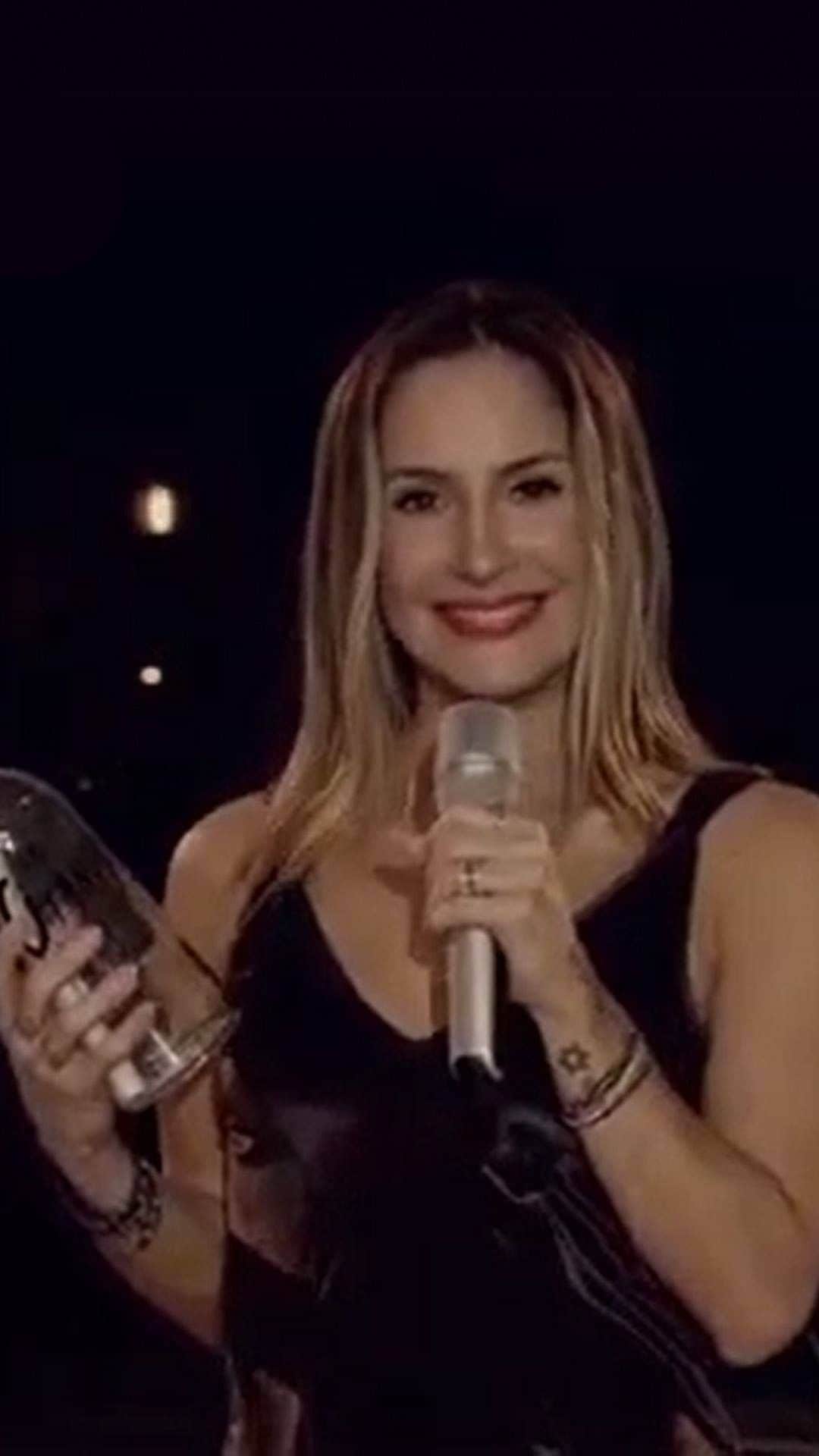 Claudia Leitteのインスタグラム：「Rapaz, eu nunca vou esquecer desse aniversário! 😍😍😍 Dá uma olhada em alguns dos melhores momentos da minha live 40tando na quarentena! Ah... e tem completo no YouTube, viu?! 😘😘」