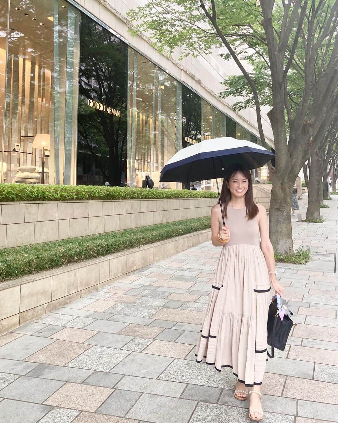 KAORI.OMURA 大村香織さんのインスタグラム写真 - (KAORI.OMURA 大村香織Instagram)「おはよう〜☺︎ 今年は曇り空でも嬉しくなるね☺︎ ・ 去年一昨年までは日傘を使う事なんて無かったのですが、使うようになりました☺︎ ・ 曇りの日も紫外線はキツイのでなるべくさしています🌞⛱ ・ 美容の為でもありますが、今年早々と使い出したのは、傘をさしているとそこそこソーシャルディスタンスが取れるから☺︎というのも理由です。 ・ ちなみに私が使っているのは雨の日も使えるやつ☺︎折りたたみタイプにして正解🙆‍♀️ ・ #日傘#日除け#六本木#六本木散歩#アラフォー#アラフォーライフ#アラフォー独身女子 #40代#40代女子 #40代女性 #港区#ワンピース#ワンピースコーデ#フリーランス女子 #散歩」7月24日 7時18分 - kaori.omura