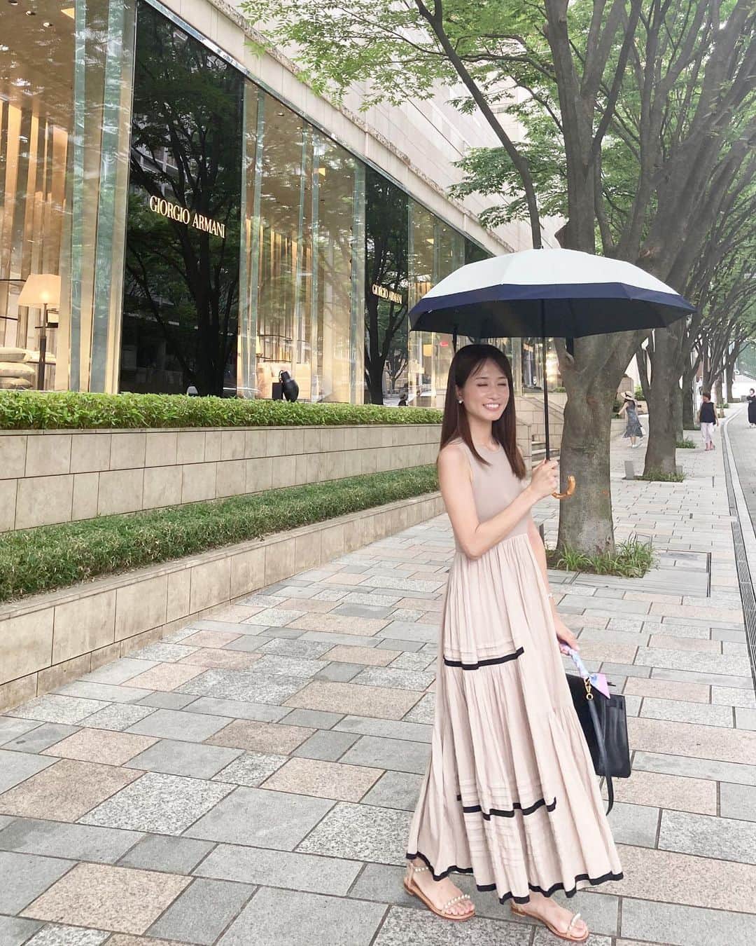 KAORI.OMURA 大村香織さんのインスタグラム写真 - (KAORI.OMURA 大村香織Instagram)「おはよう〜☺︎ 今年は曇り空でも嬉しくなるね☺︎ ・ 去年一昨年までは日傘を使う事なんて無かったのですが、使うようになりました☺︎ ・ 曇りの日も紫外線はキツイのでなるべくさしています🌞⛱ ・ 美容の為でもありますが、今年早々と使い出したのは、傘をさしているとそこそこソーシャルディスタンスが取れるから☺︎というのも理由です。 ・ ちなみに私が使っているのは雨の日も使えるやつ☺︎折りたたみタイプにして正解🙆‍♀️ ・ #日傘#日除け#六本木#六本木散歩#アラフォー#アラフォーライフ#アラフォー独身女子 #40代#40代女子 #40代女性 #港区#ワンピース#ワンピースコーデ#フリーランス女子 #散歩」7月24日 7時18分 - kaori.omura