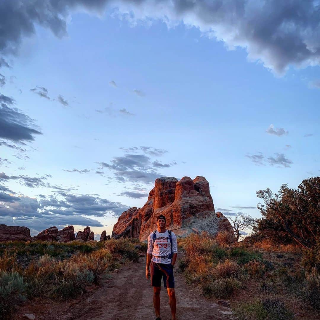 サッシャ・ロイズさんのインスタグラム写真 - (サッシャ・ロイズInstagram)「Arches Arches Glorious Arches. #hike #adventure #utah #nationalparks #thecovidtour」7月24日 7時23分 - mrsasharoiz