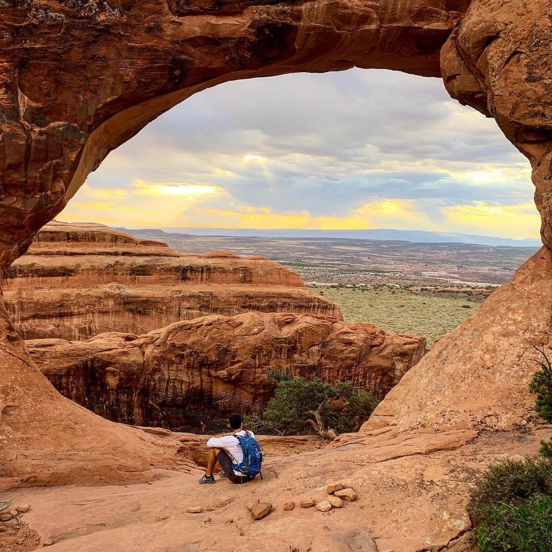 サッシャ・ロイズさんのインスタグラム写真 - (サッシャ・ロイズInstagram)「Arches Arches Glorious Arches. #hike #adventure #utah #nationalparks #thecovidtour」7月24日 7時23分 - mrsasharoiz