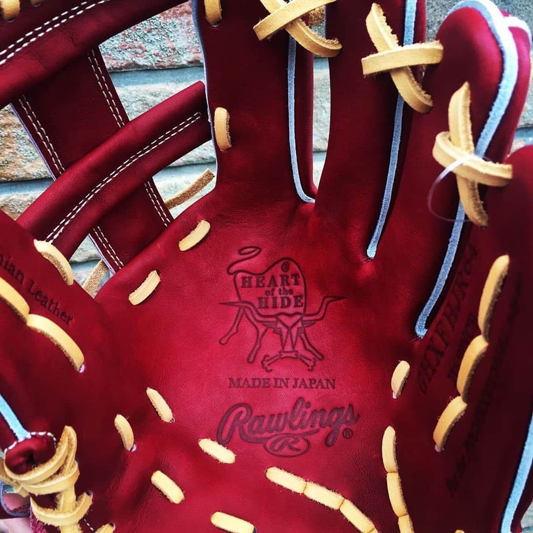 Rawlings Japanさんのインスタグラム写真 - (Rawlings JapanInstagram)「Repost @nikyosha  ・ ・ ローリングス 硬式グラブ price:53,000 +tax size:11.5 インチ colour: ワイン ・ ワイン カラー入荷ー！！！ ラベルかっこよ。笑 質も良し、肩も良し、色も良し。 最高です。 ・  #ローリングス#ワイン #ミズノ#MIZUNO#ミズノプロ #ミズノプロオーダー #ZETT#プロステイタス #asics#SSK #プロ野球#高校野球 #草野球#大学野球 #野球好きと繋がりたい #グラブ好きと繋がりたい #超限定品#限定品 #二協社 #おうち時間 #コロナに負けるな #出雲市#スポーツ用品 #グローブ#野球グローブ @rawlings_japan_llc」7月24日 7時34分 - rawlings_japan_llc