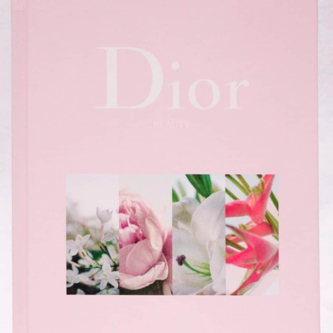 Oggi編集部さんのインスタグラム写真 - (Oggi編集部Instagram)「朝比奈 彩ちゃんが手にとっているのは、Oggi９月号の付録、Diorのノート✨　 世界にひとつだけのスペシャルな逸品は、7月28日発売！ • Dior BEAUTYとコラボしたノートは、表紙にはロゴと美しい4種のお花がデザイン。裏表紙にもロゴが入り、手に取るだけで気分があがること間違いなし😍 • ノート地は、罫線と方眼の2種があるので、自由に書き込めます。キレイになれるヒントが詰まったディオールスキンケア読本12ページも✨ • さらに、Oggi本誌にはディオール スキンケアのスターアイテム美容液「カプチュール トータル セル ENGY スーパー セラム」のサンプル（1包）つき🤩 • 7月28日の発売をお楽しみに！ • #dior #diorbeauty #diorskincare #diorcapturetotale #smoothskin #energy #radiant #ディオール #ディオールビューティ #ディオールスキンケア #カプチュールトータル #カプチュールトータルセルengy #oggi #雑誌oggi #オッジ #付録 #雑誌付録 #ノート #notebook #スペシャルコラボ #スキンケアブック #スキンケア #美容液 #セラム」7月24日 7時38分 - oggi_mag